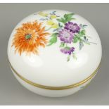 Deckeldose, deutsche Blume, Meissen, nach 1934, D.8cm, 1.Wahl, Goldränder, H.5,