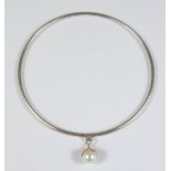 Armreif mit Perlenabhängung, 925er Silber, Gew.6,19g, geschlossener, runder Rei