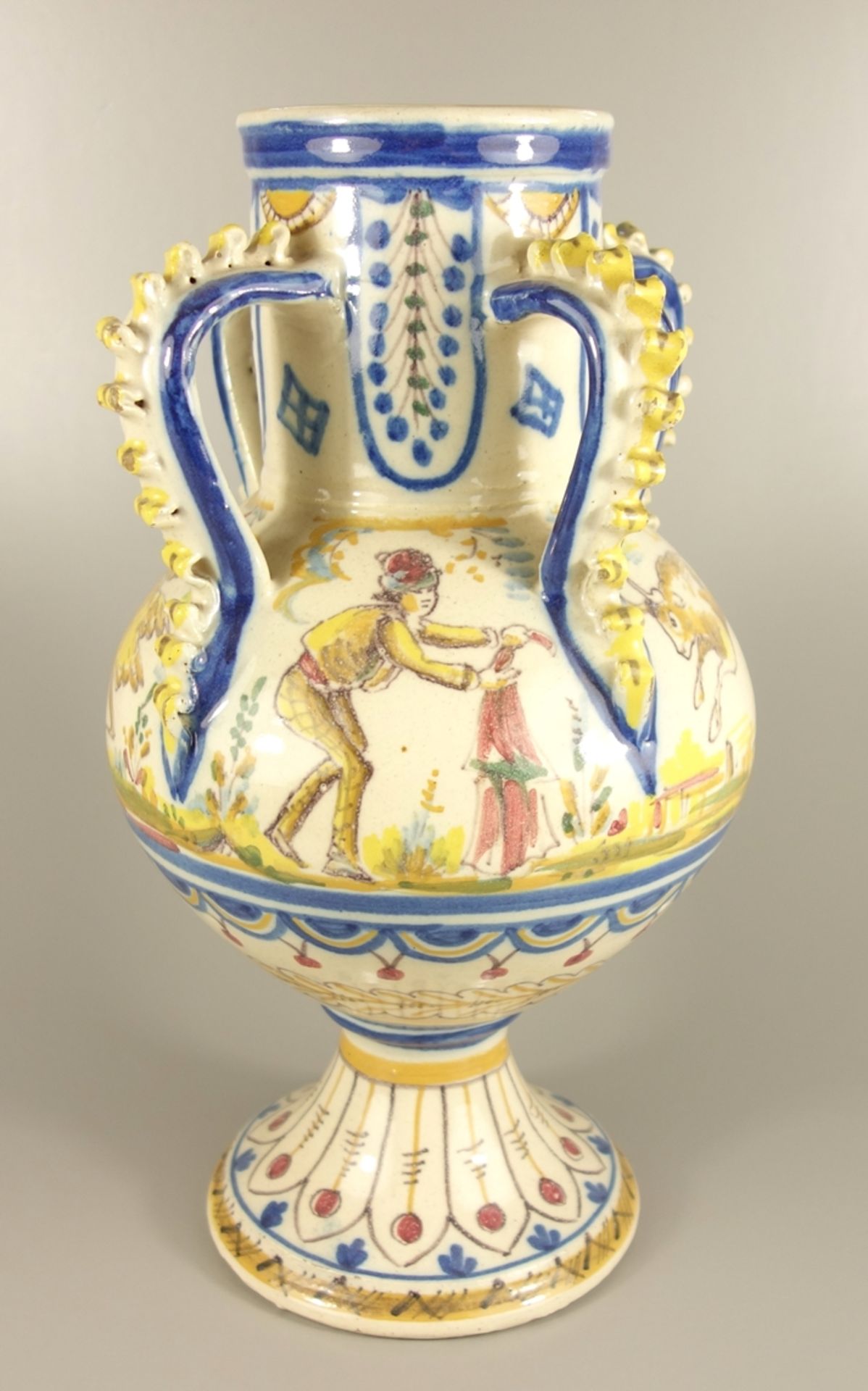Vierhenkel-Vase, Spanien, 19.Jh., Fayence, Henkel mit aufgearbeiteten Wellenbän - Bild 4 aus 5