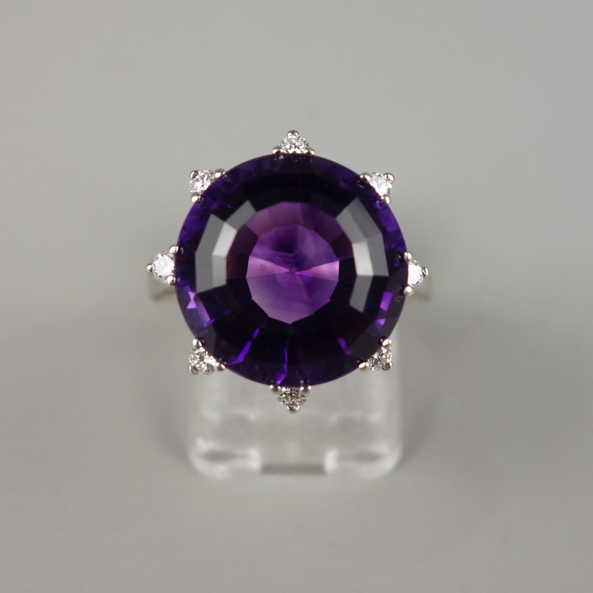 Ring mit Amethyst und 8 Brillanten, 585er Gold, Gew.5,06g, runder, facettierter - Bild 2 aus 3