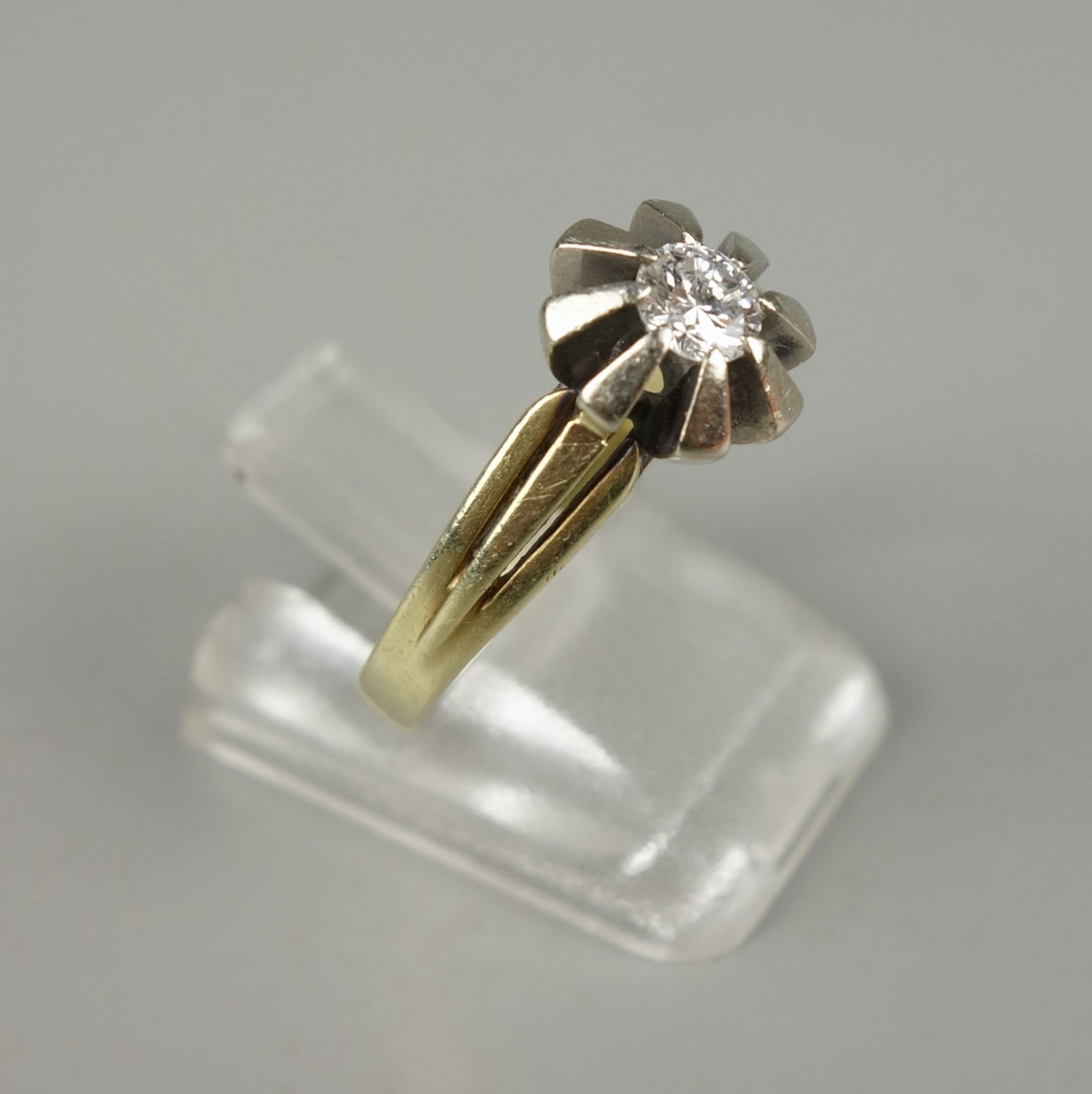 Ring mit Brillant, 585er Gold, Gew.3,58g, Brillant in strahlenförmiger Krappenf