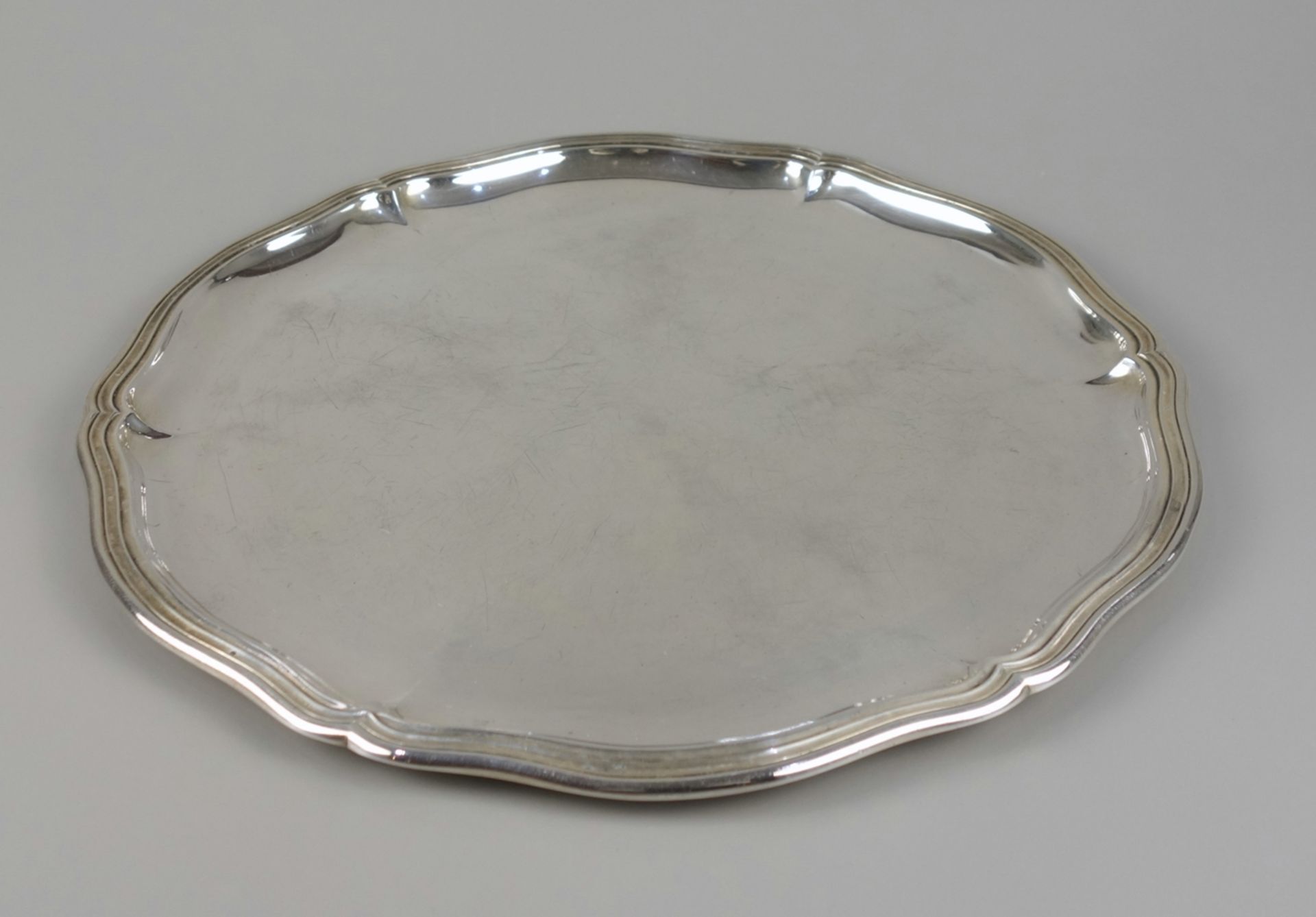 rundes Tablett mit gewelltem Rand, Gebrüder Kühn, 800er Silber, D.28cm, Gewicht - Bild 2 aus 3