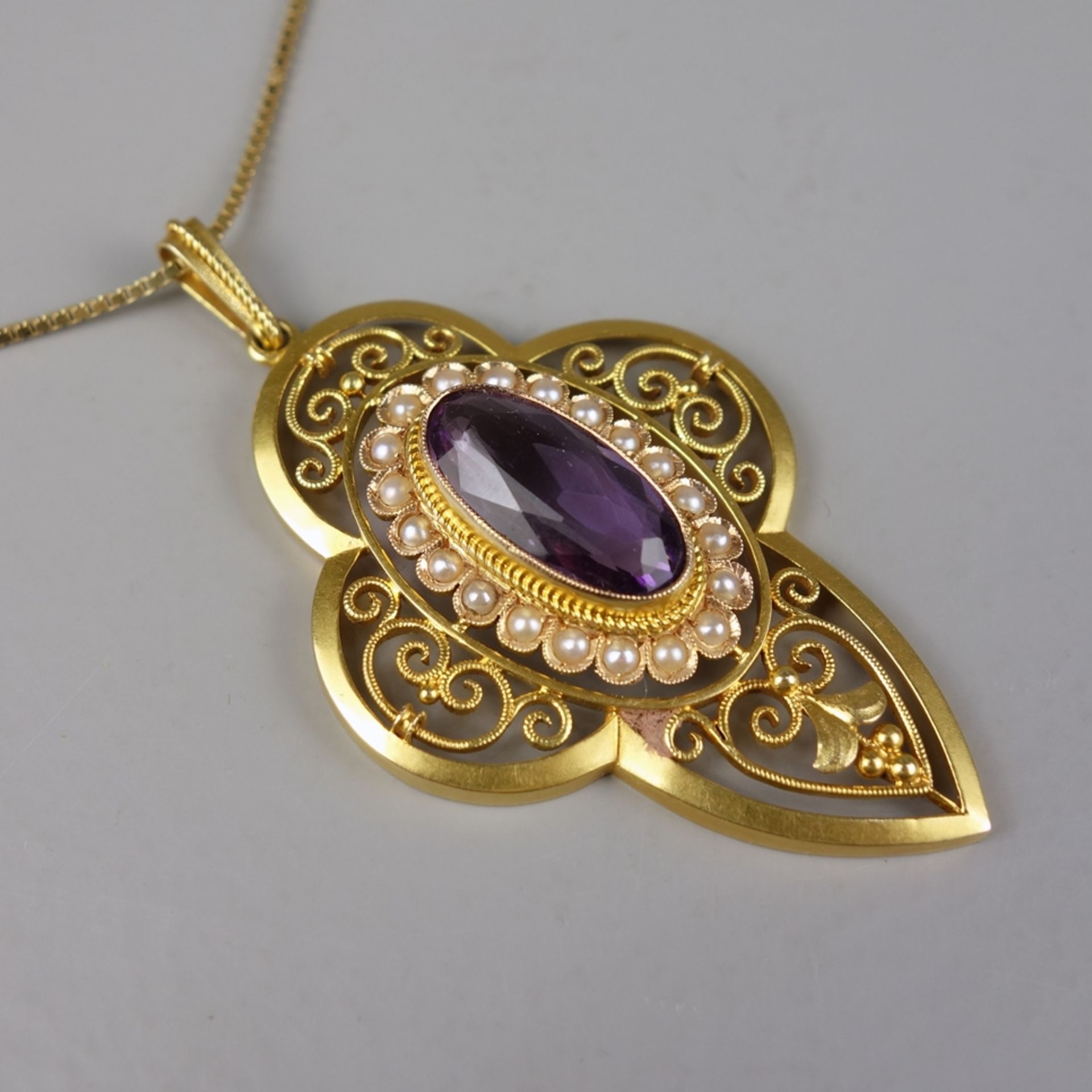 Anhänger mit Amethyst und 20 Saatperlen an Venezianerkette, 585er Gold, um 1890