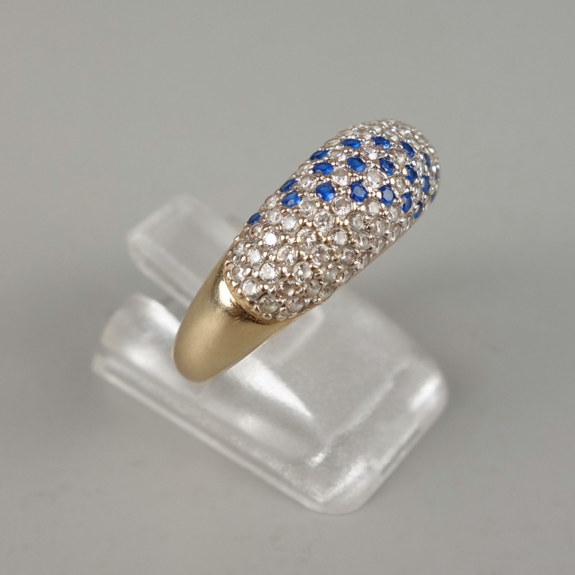 Ring mit Zirkonias und Saphiren, 585er Gold, Gew,4,67g, gewölbter Ringkopf mit