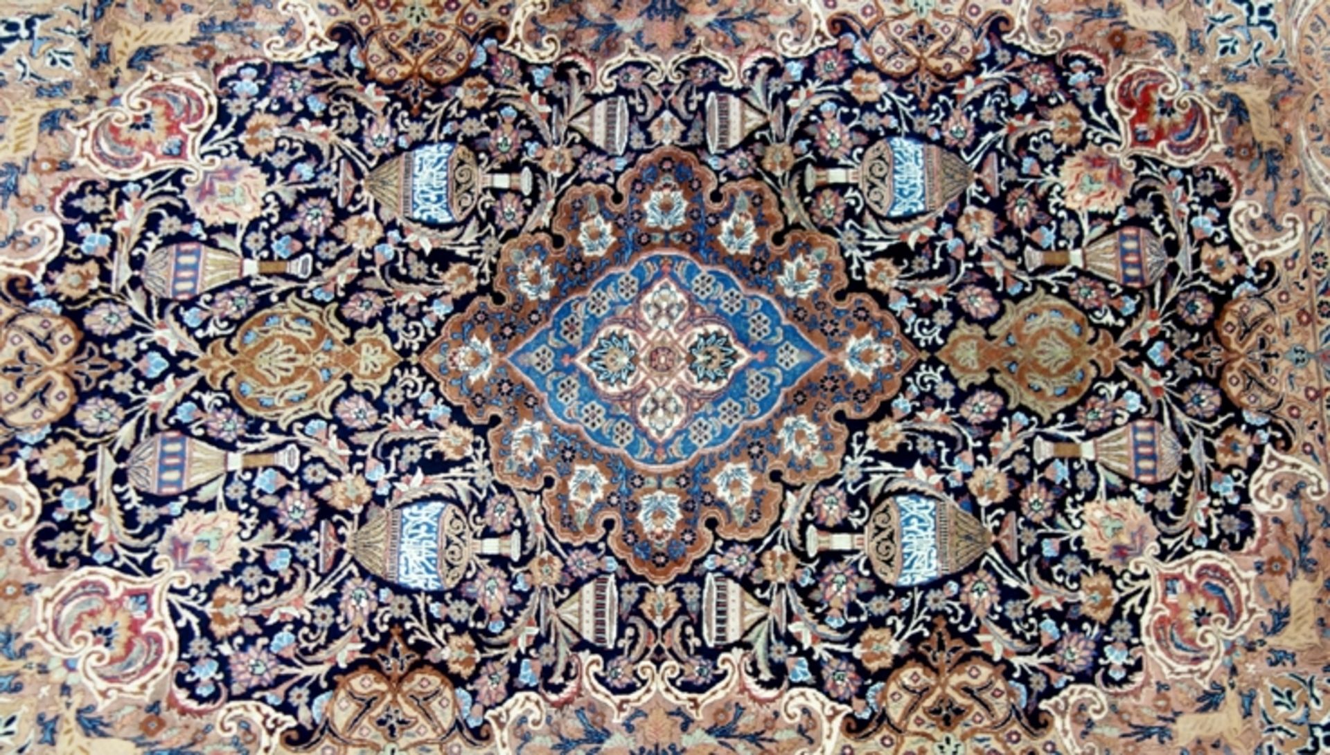 Teppich, Kashmar, mit Vasenmotiven, Maße: 240*360cm, Gebrauchsspuren - Image 2 of 3