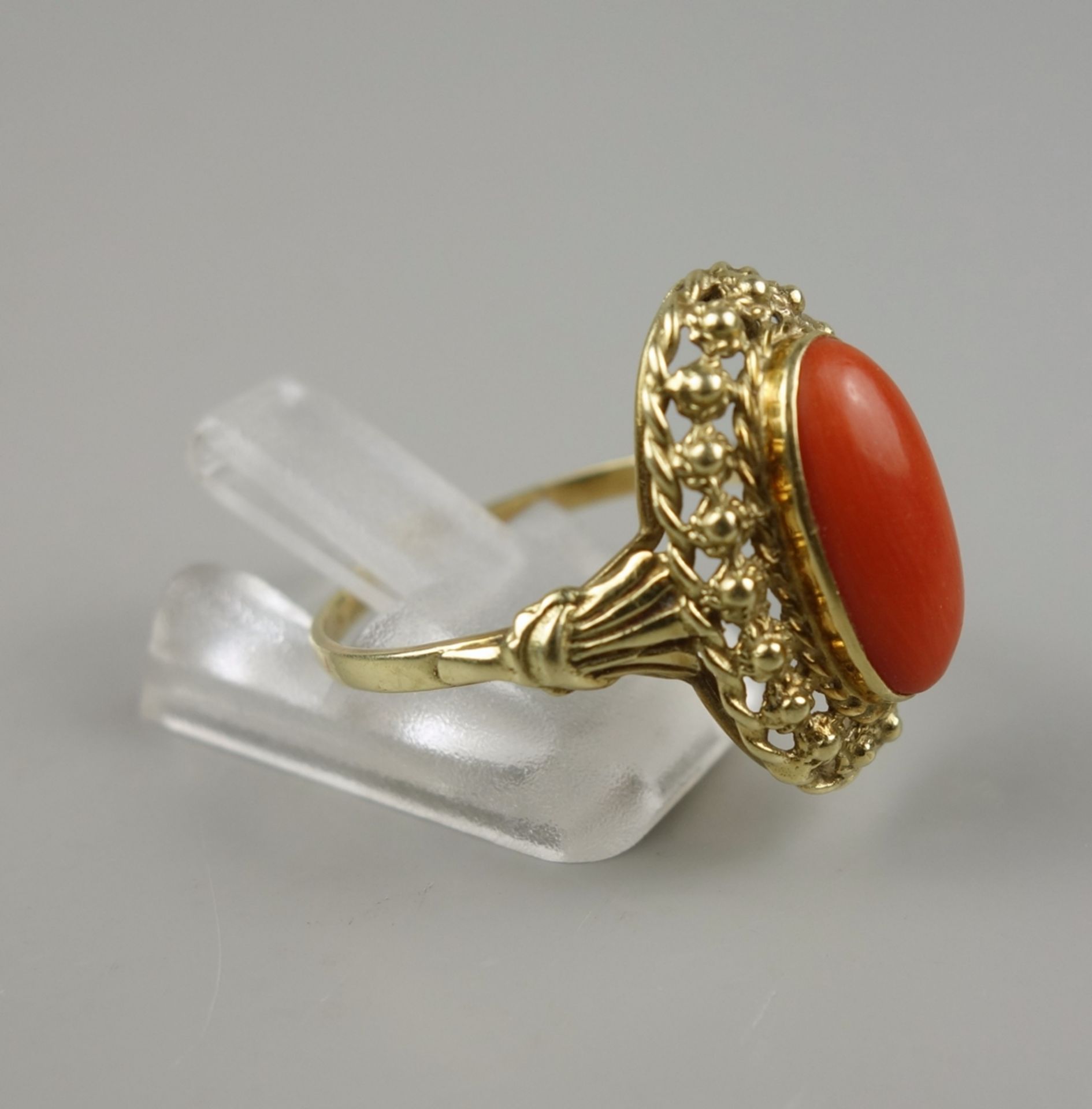 Ring mit Korallen-Cabochon, 585er Gold, Gew.4,17g, ovale Koralle, mit Kordel un - Bild 2 aus 2