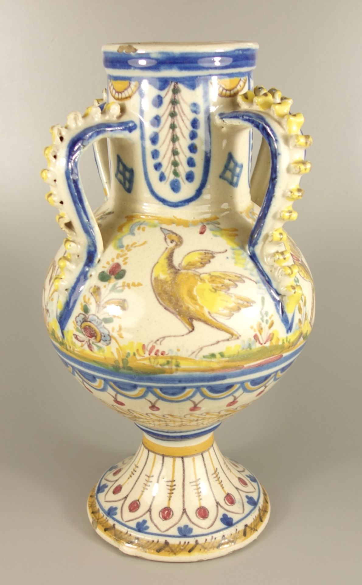 Vierhenkel-Vase, Spanien, 19.Jh., Fayence, Henkel mit aufgearbeiteten Wellenbän - Bild 3 aus 5