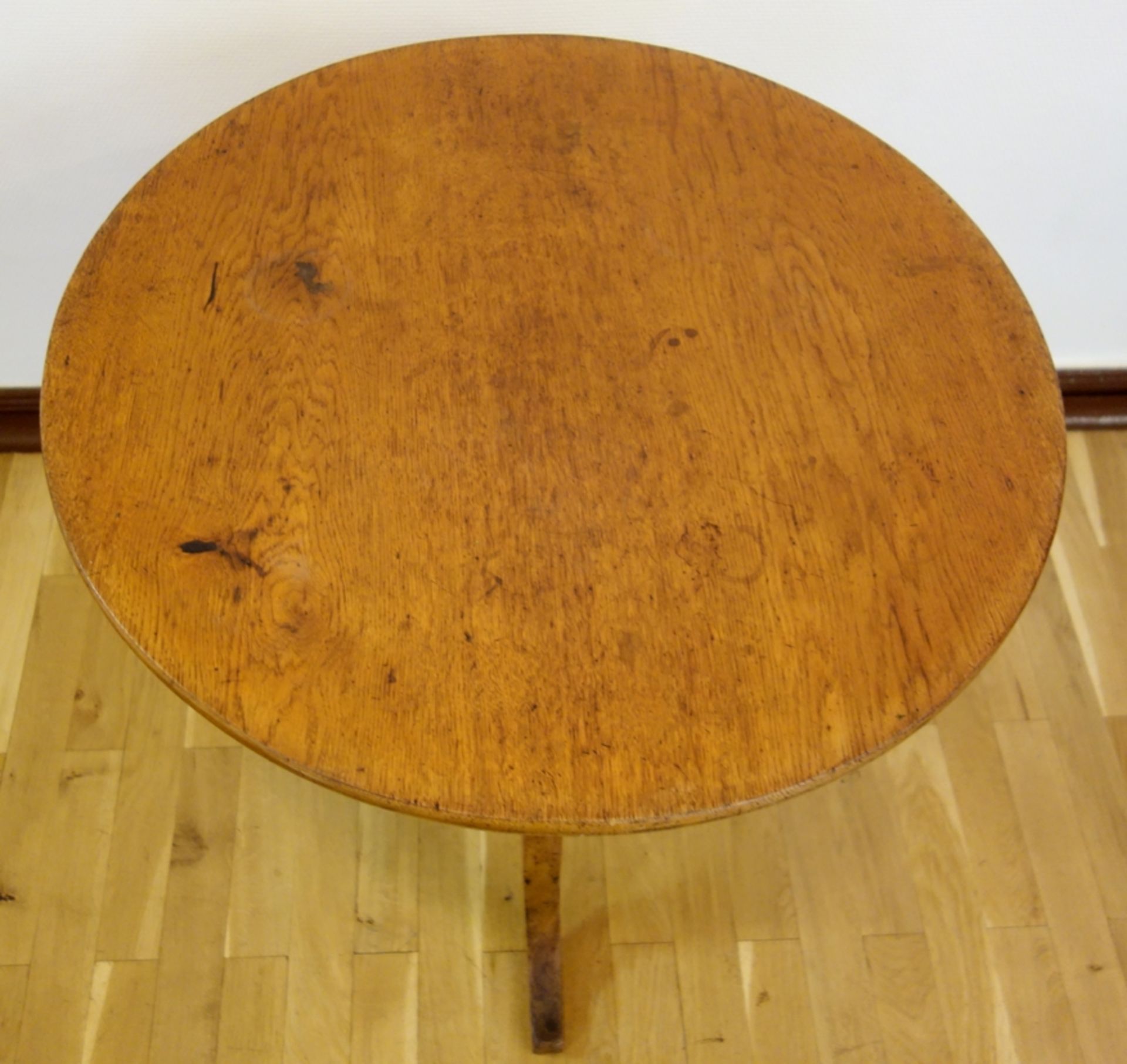 klappbarer, runder Tisch, um 1870, Esche, dreifüßiger, geschweifter Stand mit M - Image 4 of 4