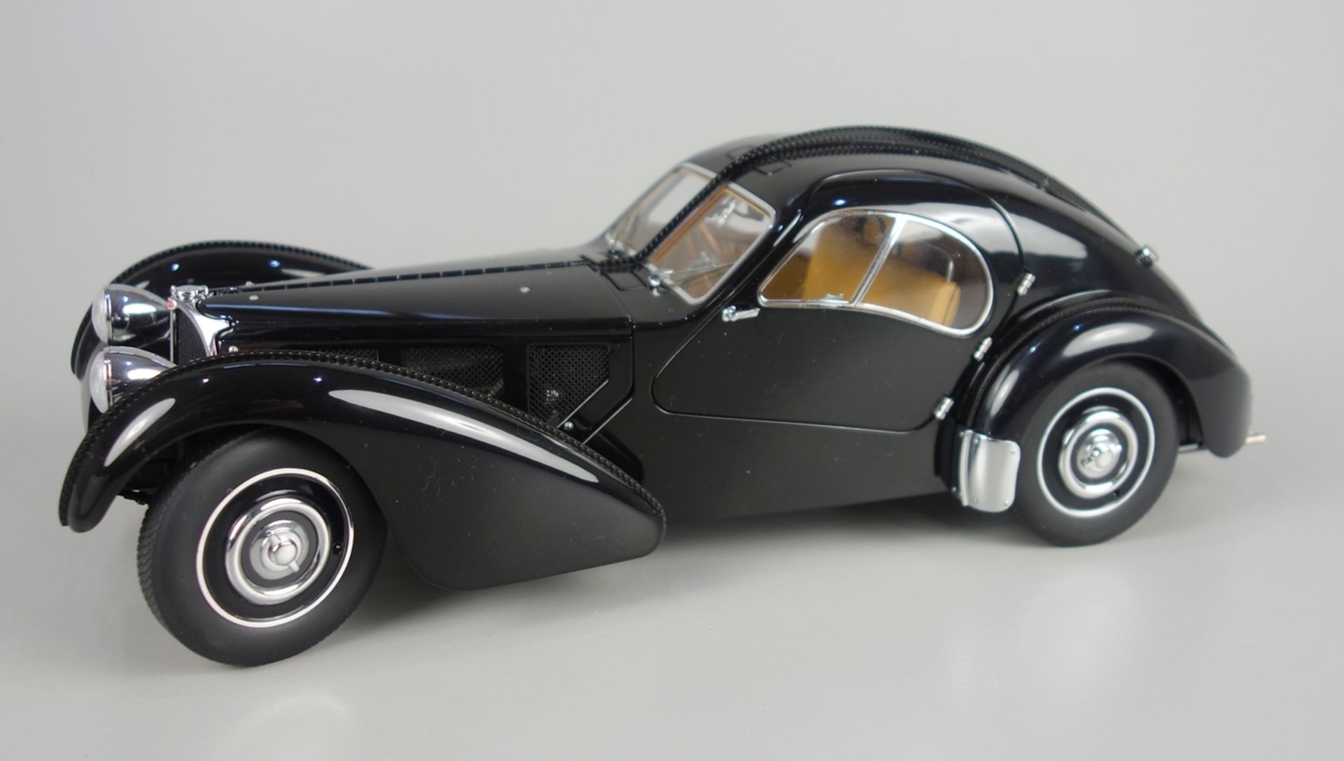 Modellauto Bugatti 57SC Atlantic 1938, Gateway Autoart Limited, Serien-Nr.1381, - Bild 2 aus 4