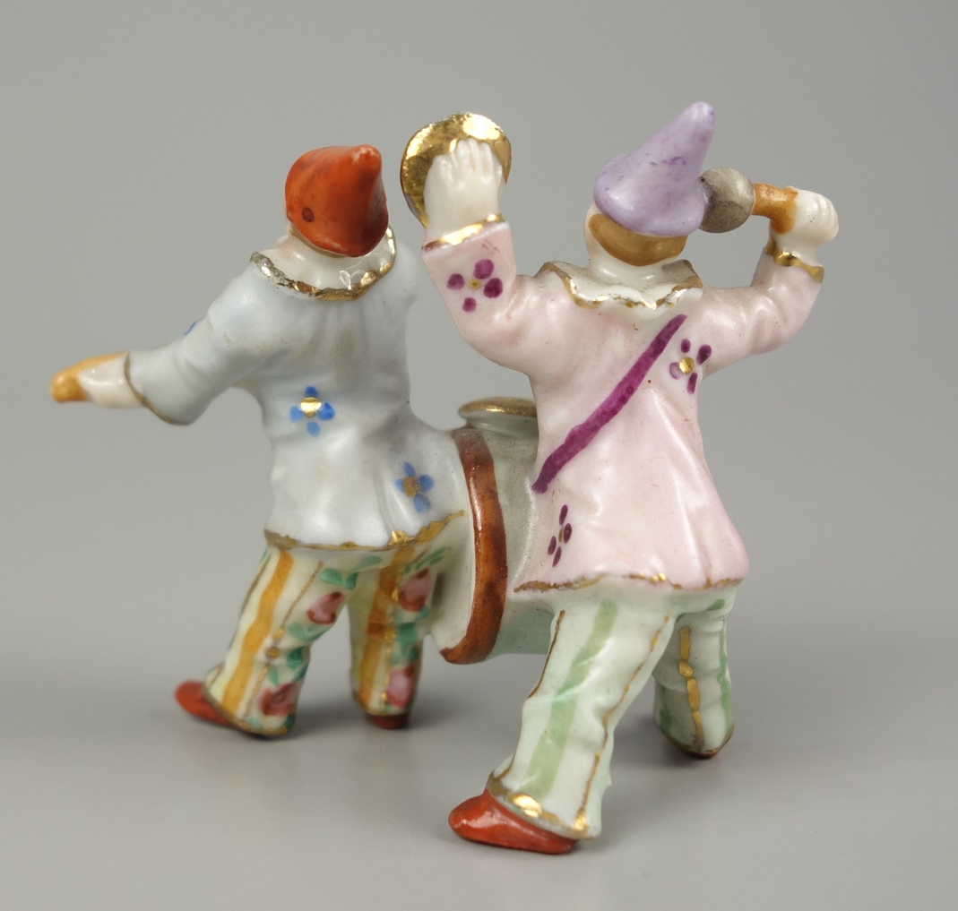 Miniaturenfigurengruppe "Pierrots", wohl Thüringen, um 1920, polychrom staffier - Image 2 of 2