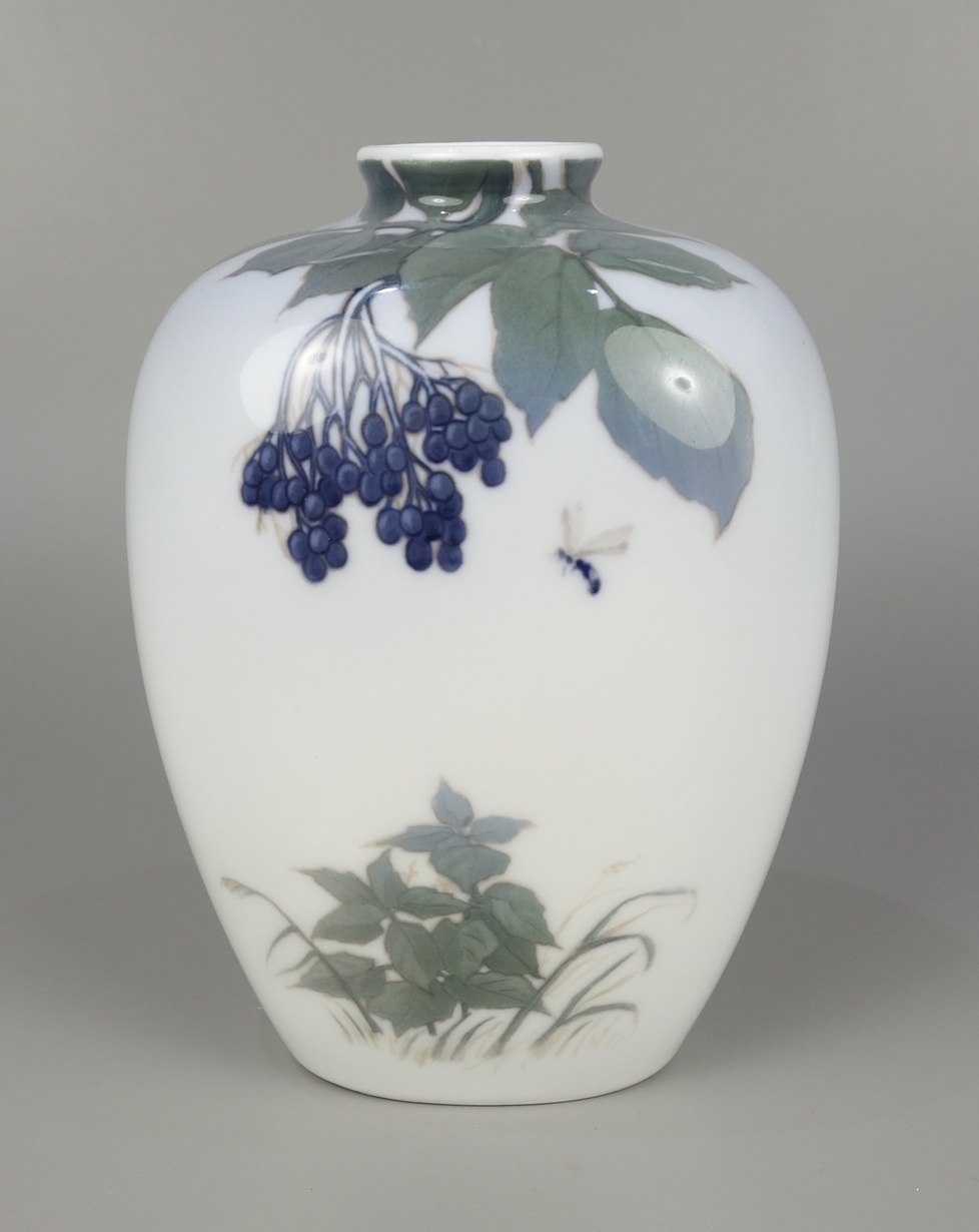 Vase mit Holunderbeeren und Insekt, Royal Copenhagen, Jugendstil um 1920, Form