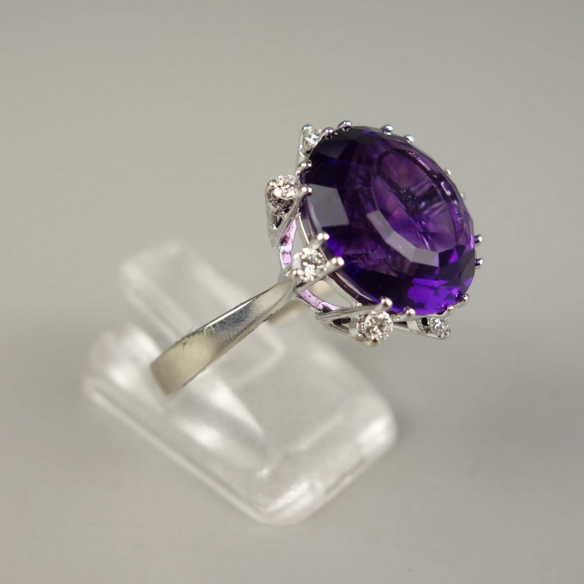 Ring mit Amethyst und 8 Brillanten, 585er Gold, Gew.5,06g, runder, facettierter