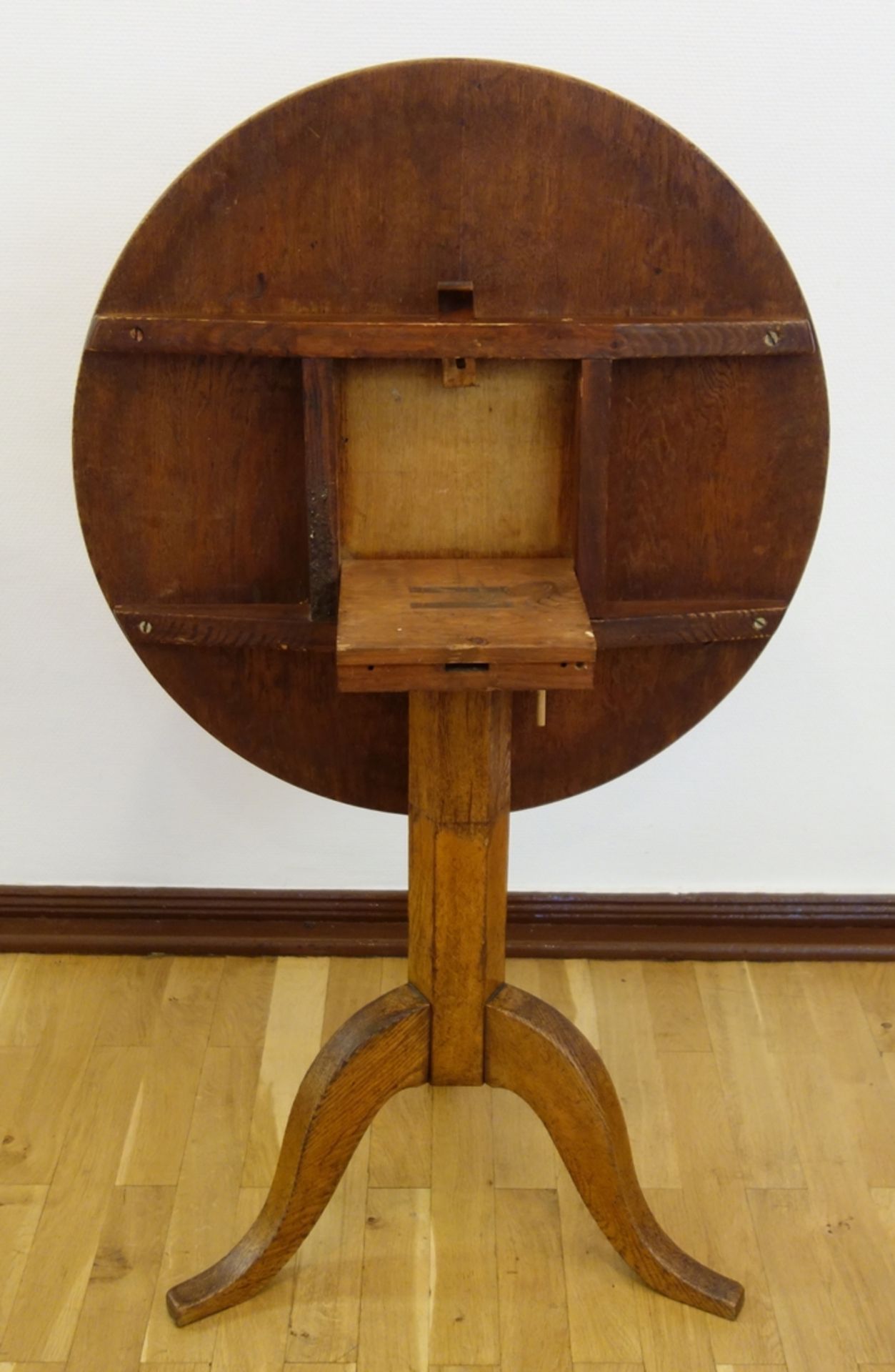 klappbarer, runder Tisch, um 1870, Esche, dreifüßiger, geschweifter Stand mit M - Image 3 of 4