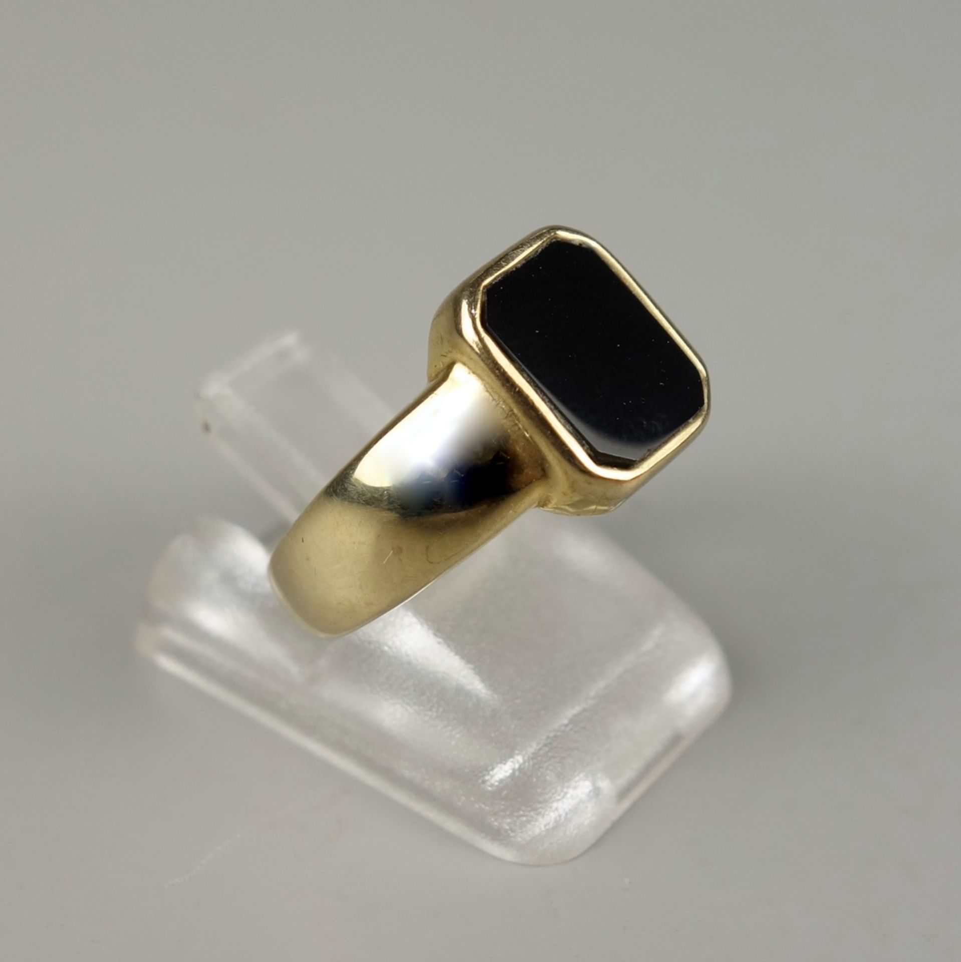 Ring mit Onyx, 333er Gold, Gew.2,68g, achteckige Onyxplatte, Ringkopf-L*B ca.1,