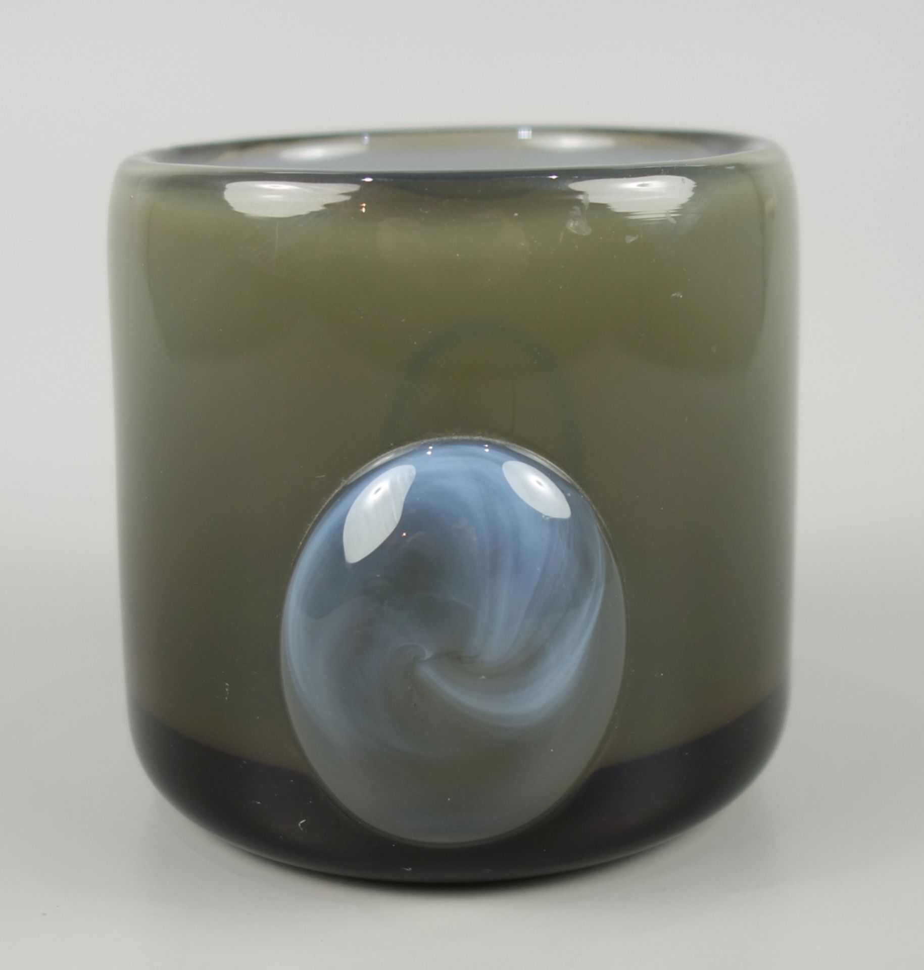 Studioglasvase mit Opalglasaufschmelzung, 20.Jh., H*D 9*8,5cm, plangeschliffene - Bild 3 aus 3