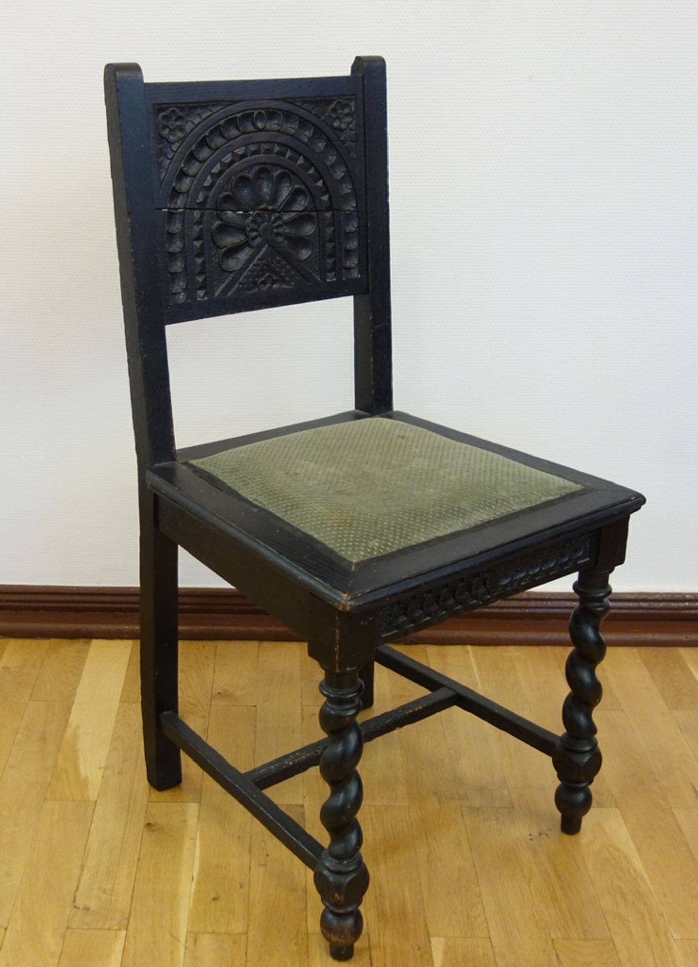 Stuhl, Eiche, schwarz gebeizt, um 1860, hintere Vierkantbeine, vordere, gedreht