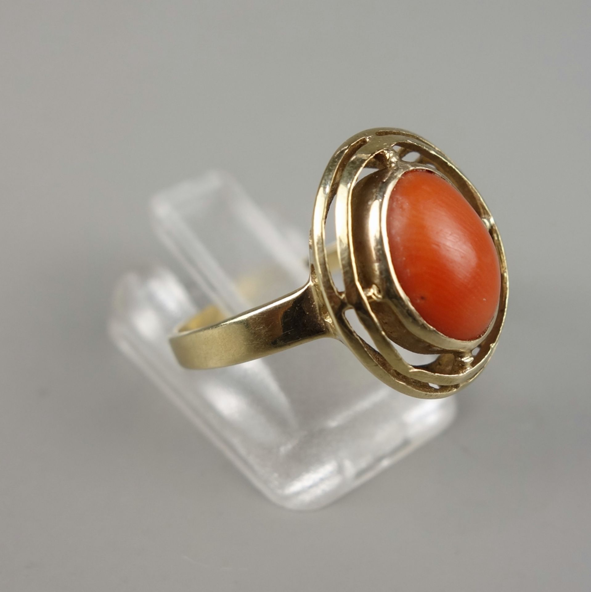 Ring mit Koralle, 333er Gold, Gew.3,27g, ovaler Korallen-Cabochon in Durchbruch