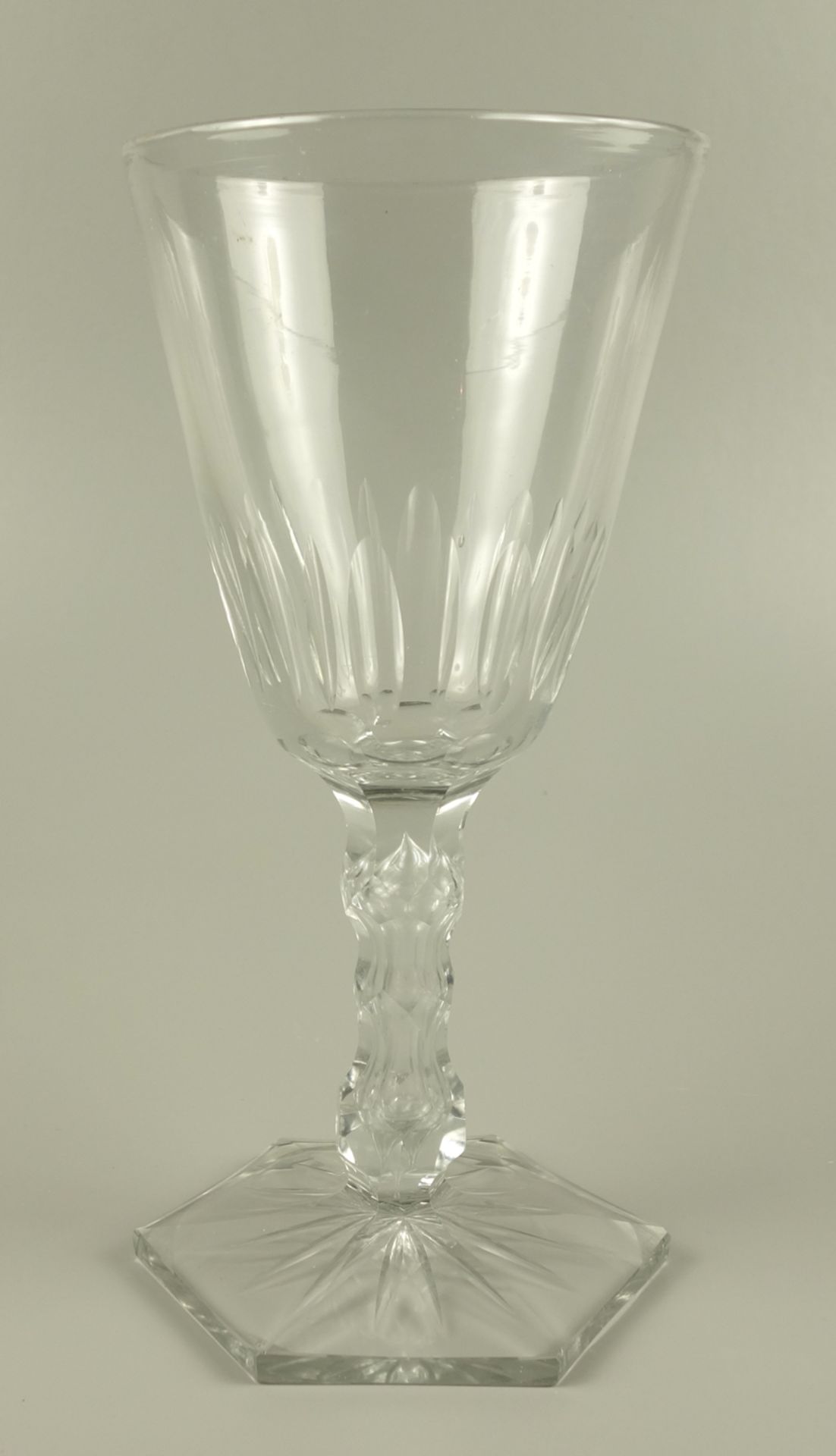 Pokalglas mit Hohlschaft, Mitte 19.Jh., H.25,7cm, sechseckiger, ausgeschliffene