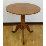 klappbarer, runder Tisch, um 1870, Esche, dreifüßiger, geschweifter Stand mit M