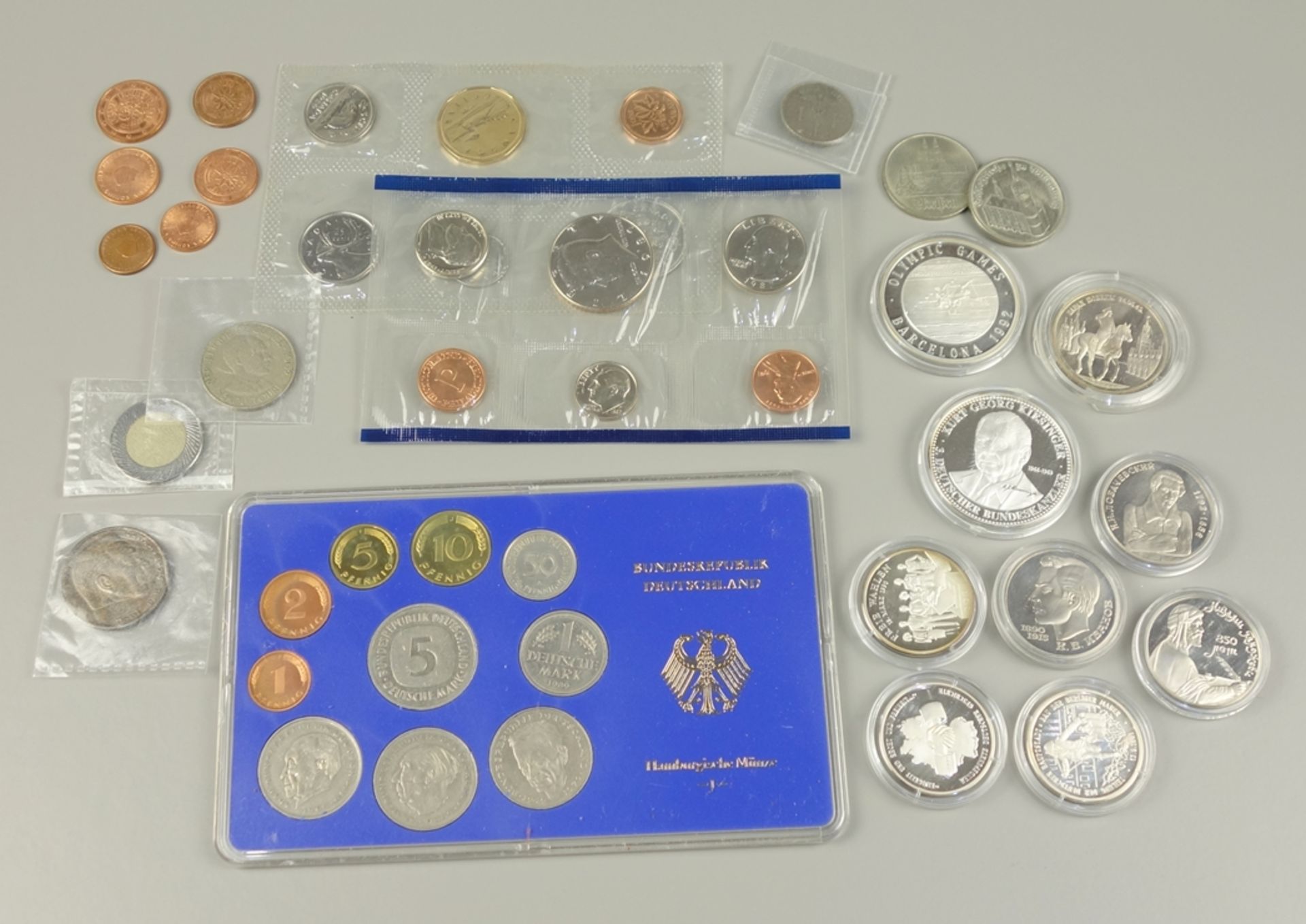 Ordner mit Euro-Münzsätzen (unvollständig) und ca. 25 Münzen und Medaillen, tlw