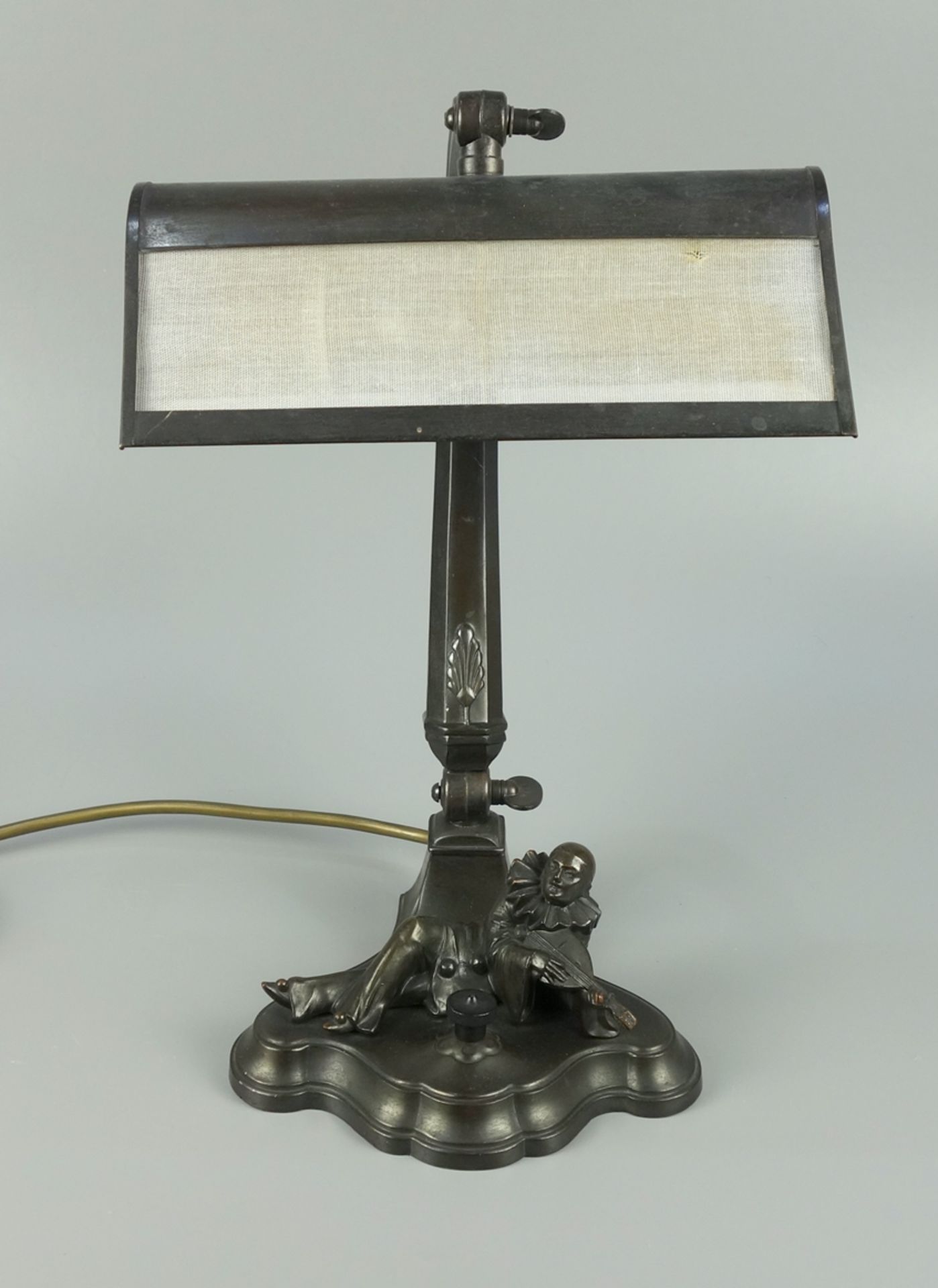 Schreibtischlampe mit Pierrot, um 1930, Spritzguss bronziert, Sockel mit Laute