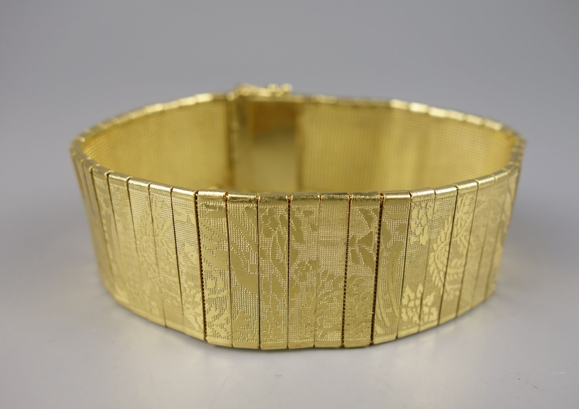 Armband, Doublé, um 1920, fein zisiliert mit asiatischen Motiven, Steckschloss