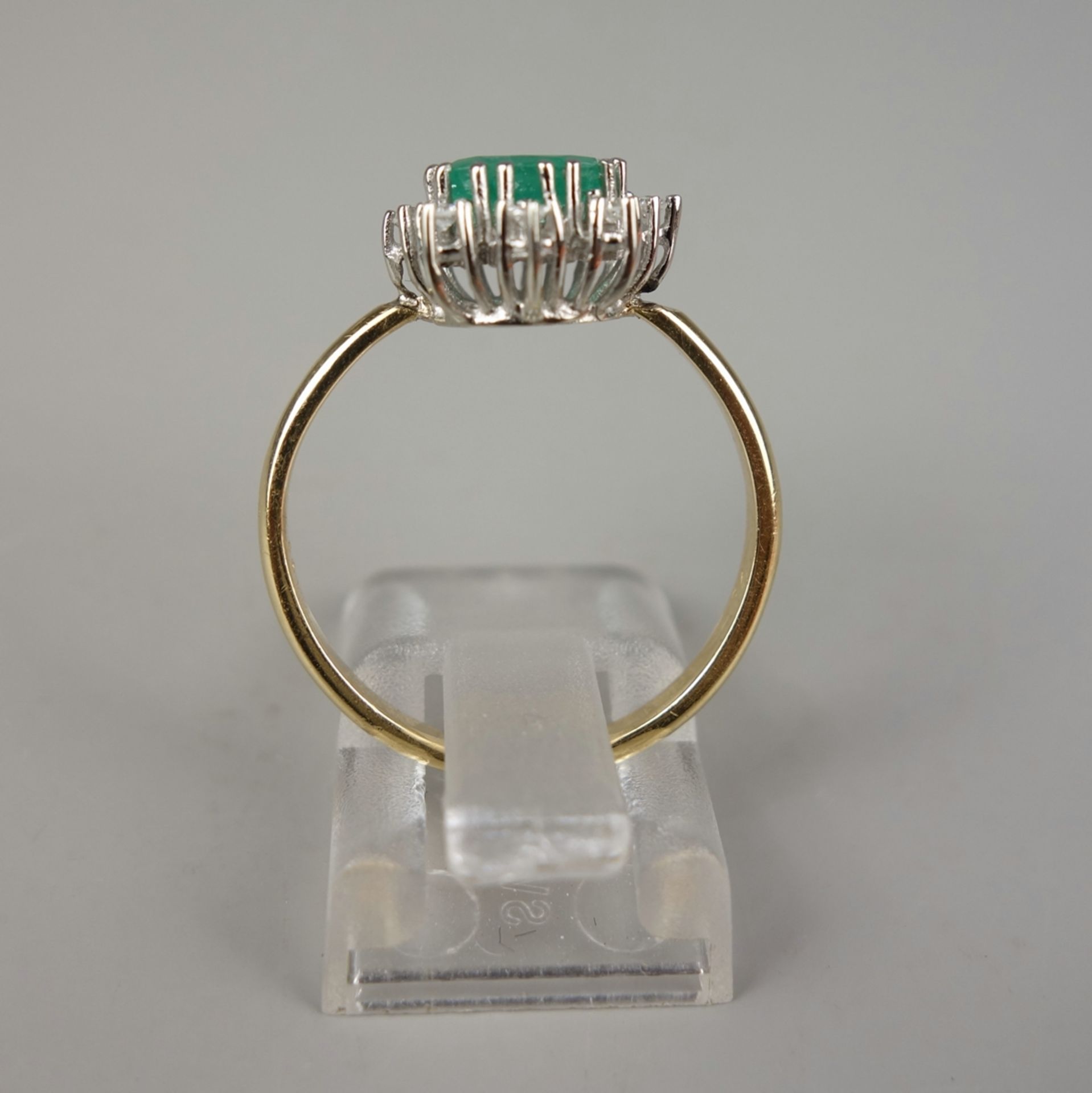 Ring mit Smaragd und 8 Brillanten, 750er Gold, Gew.3,40g, zentraler, ovaler, fa - Bild 3 aus 3