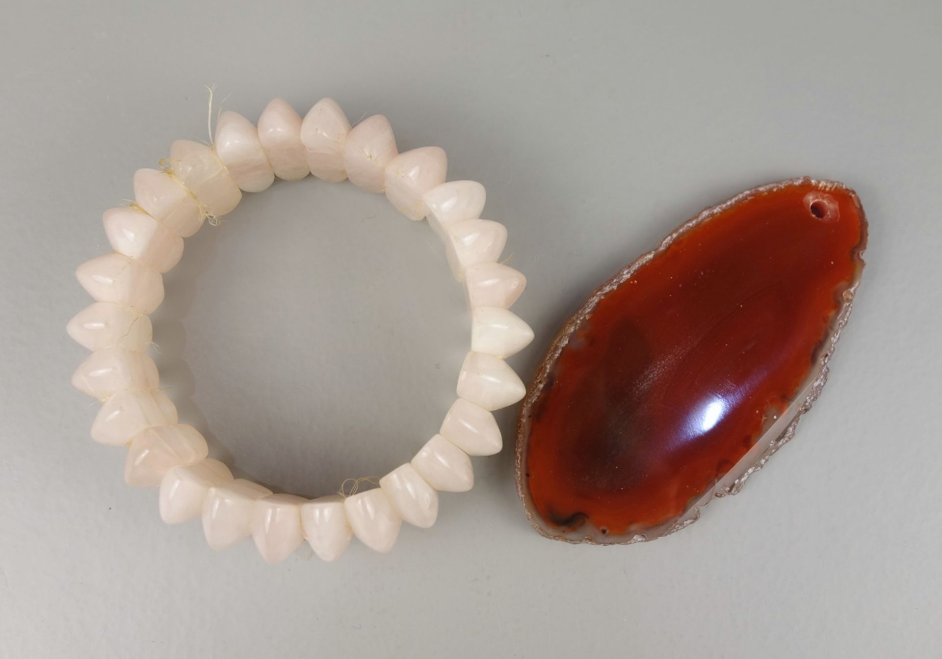Rosenquarz-Armband und Achatscheibe; Armband mit 26 Steinen im Fancy-Schliff, t - Bild 2 aus 2