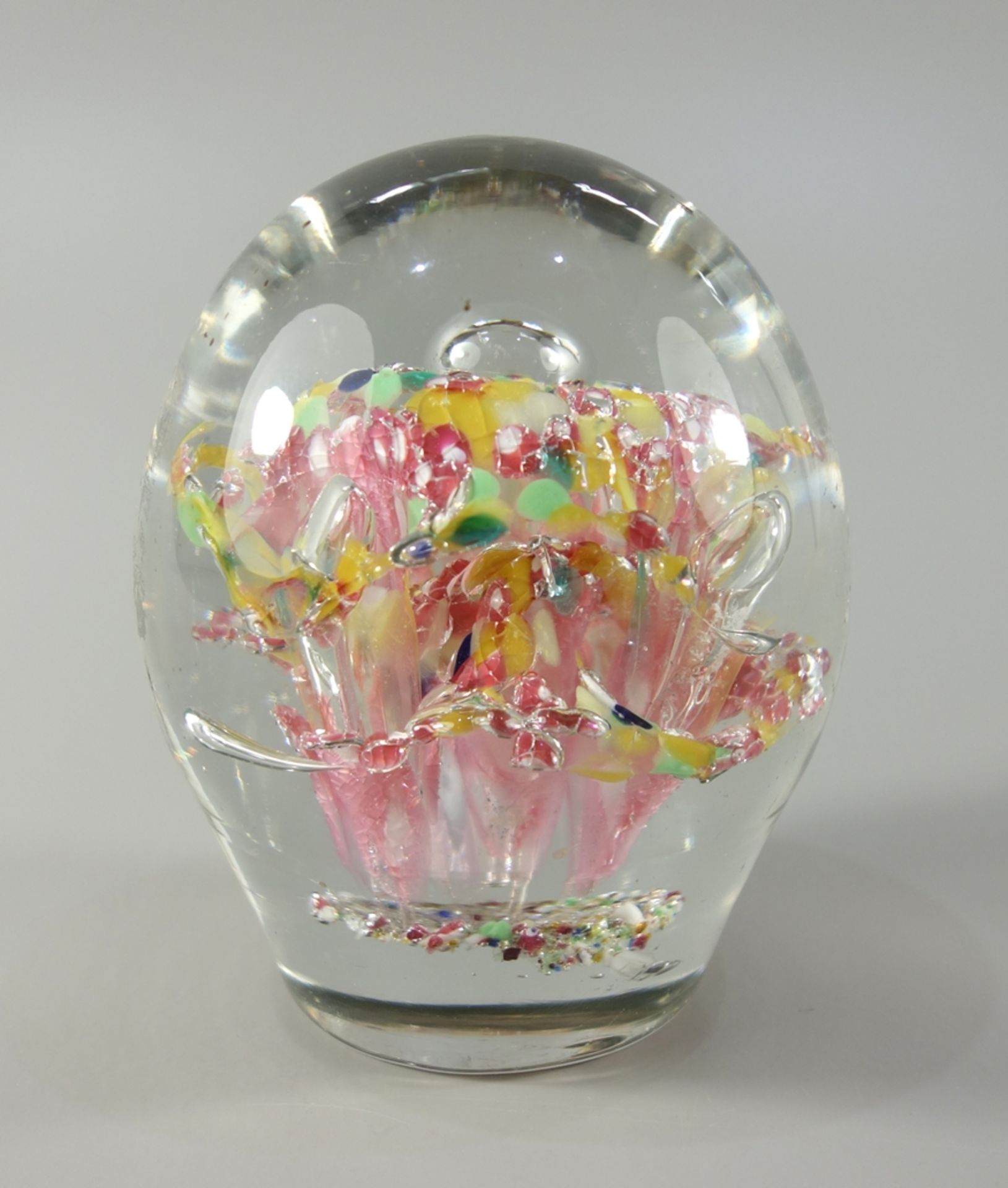 Paperweight, 19. Jh., Klarglas mit eingeschmolzener Blüte und zentraler Luftbla - Bild 2 aus 2