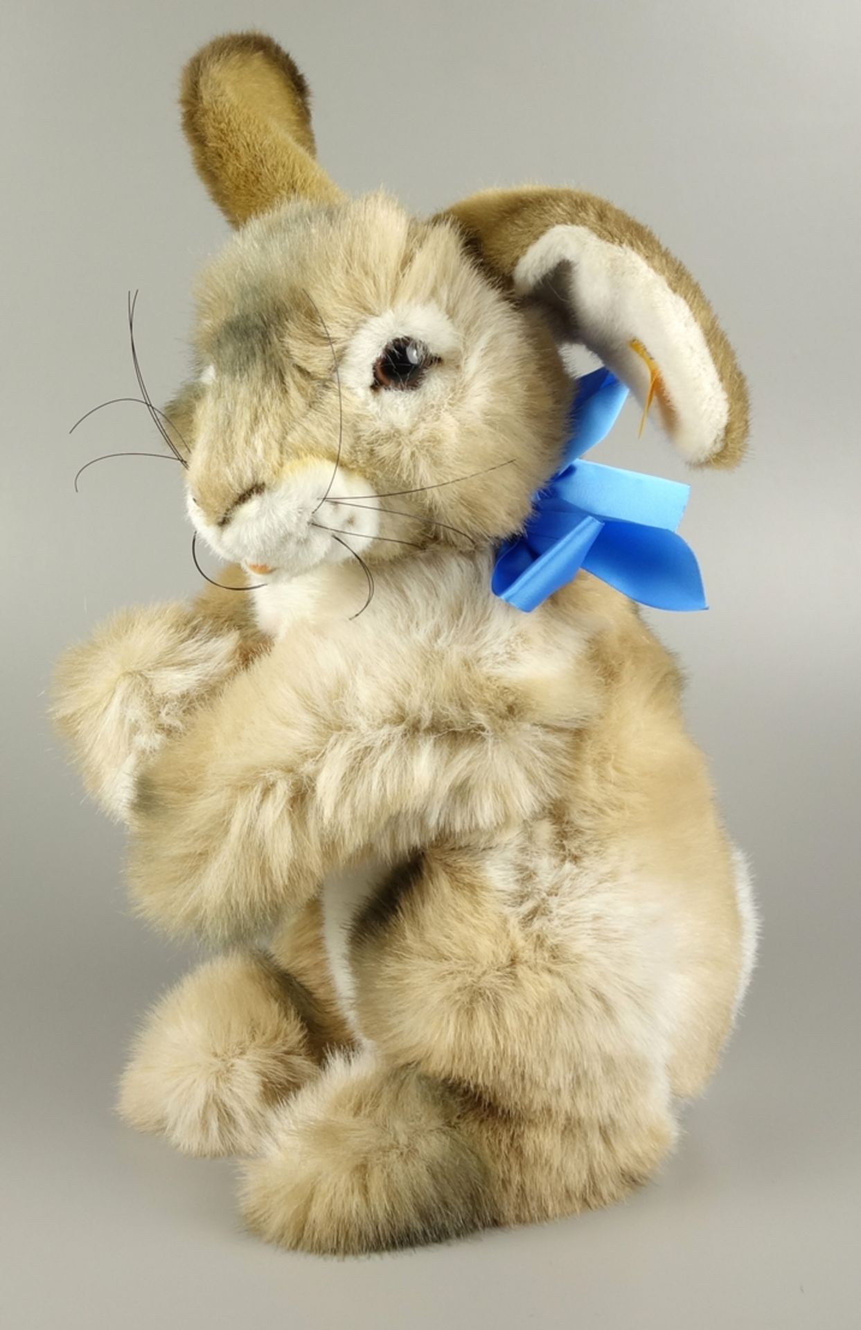 Großer Hase "Putsi", Steiff, Nr. 077876, 1990er Jahre, mit blauer Schleife und