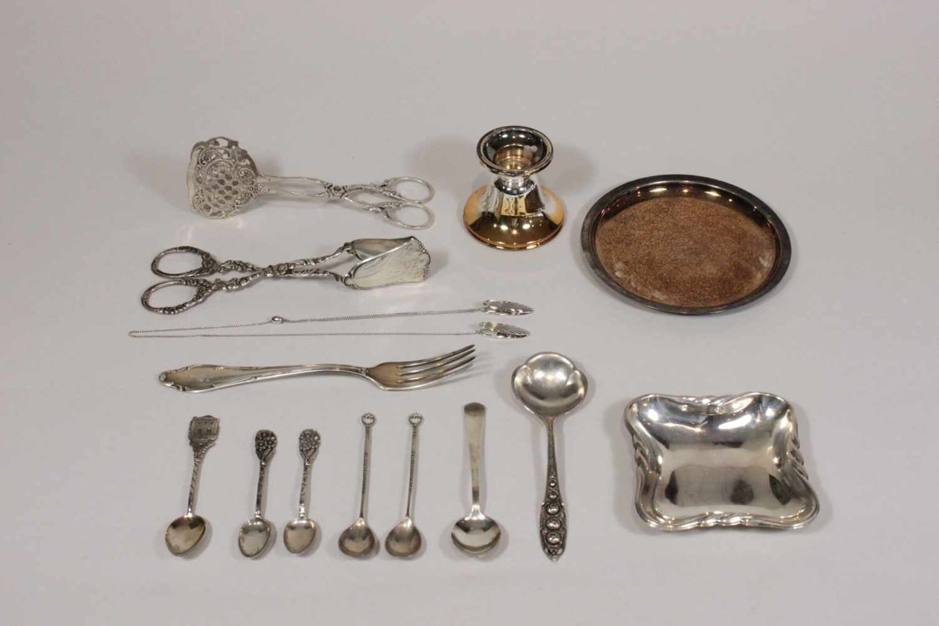 Konvolut 14 Teile Silberwaren: 1. Kleiner Kerzenhalter, gepunzt -Halbmond, Krone, 925, G im Stern,
