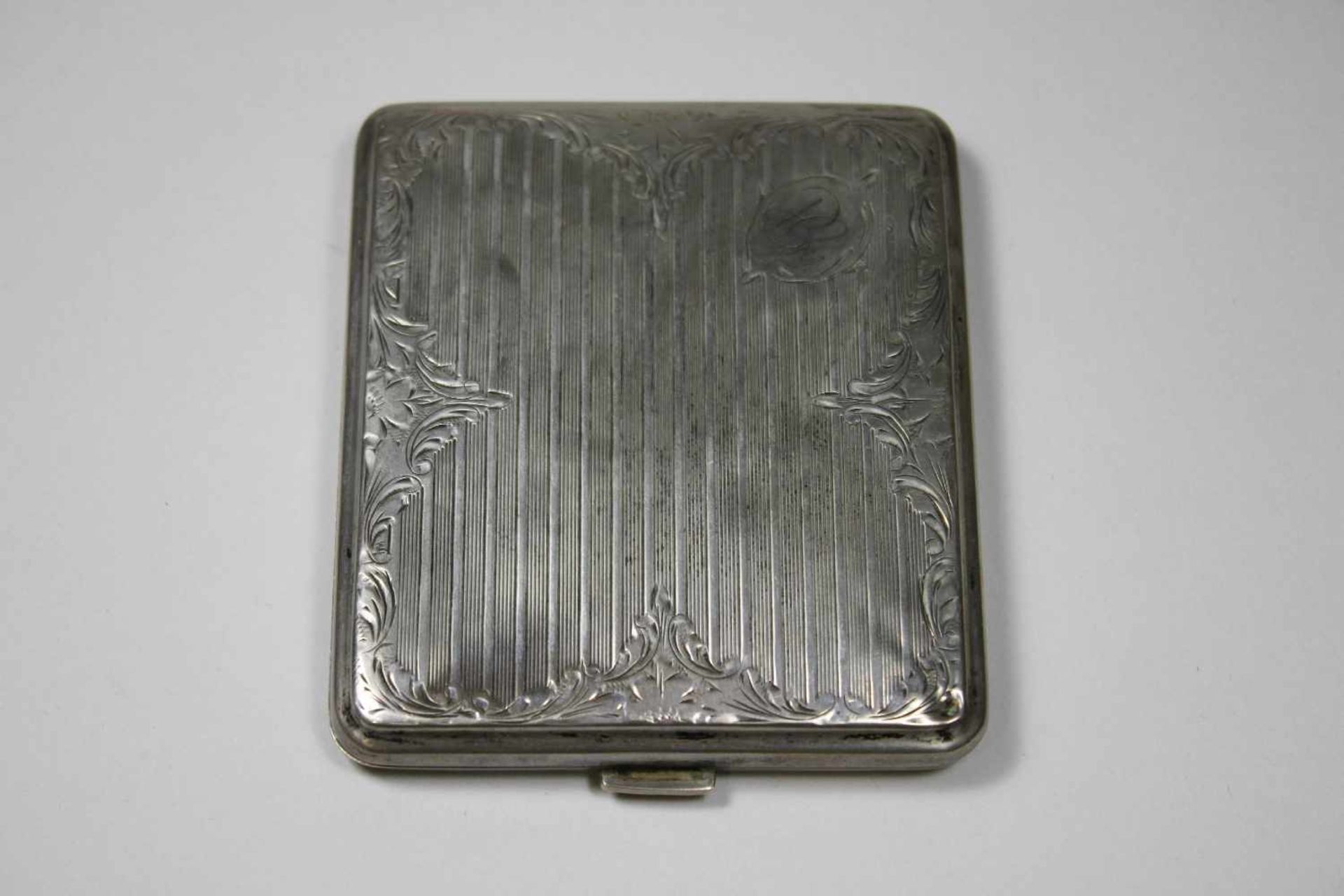Zigarrettenetui, Silber punziert, Gewicht ca. 75 gr., Maße: 9 x 8 x 1 cm.- - -27.00 % buyer's