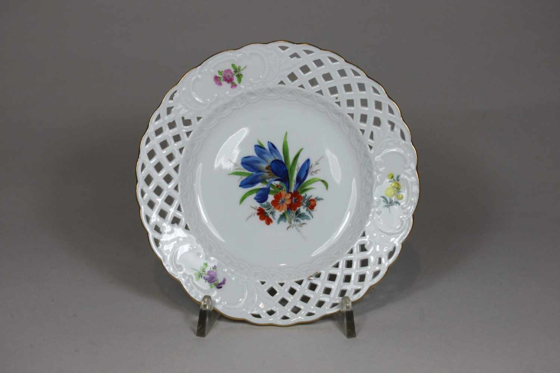 Meissen, kleiner Teller mit Blumendekor, durchbrochen, mit Goldrand, Schwert-Marke, 1. Wahl, Dm: