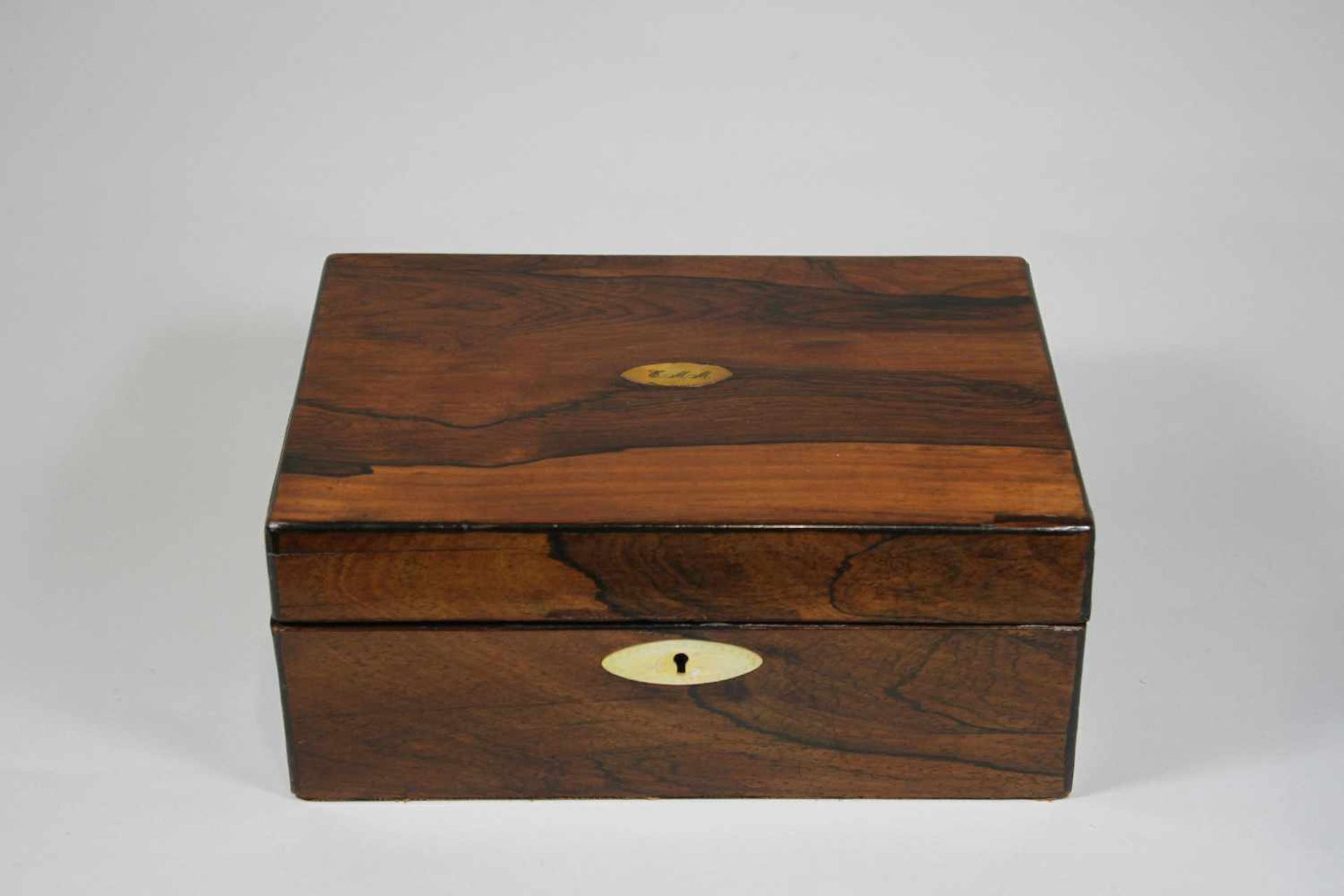 Dressing - Case, England um 1870, King Wood Holz furniert, innen vier Dosen,Spiegel, Haarbürste - Bild 3 aus 3