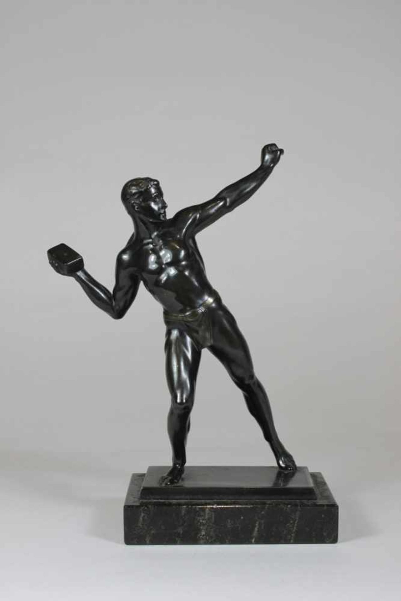 Steinwerfer - Figur eines Athleten, mit einem Ziegelstein zum Wurf ausholend, auf eckiger Marmor