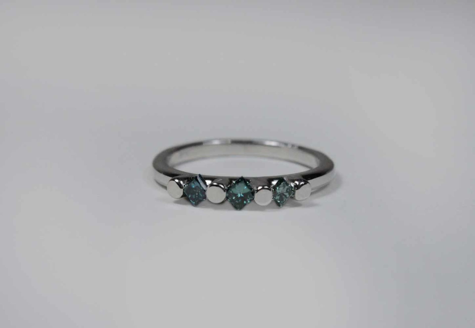 Ring mit drei blauen Diamanten ca. 0,15 ct, Weißgold 585 punziert, ca. 3,2 gr.- - -27.00 % buyer's