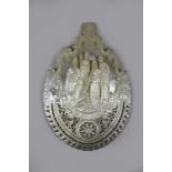 Perlmutt Medaillon, Bethlehem, geschnitzt, Maße: 12 x 8 cm.- - -27.00 % buyer's premium on the