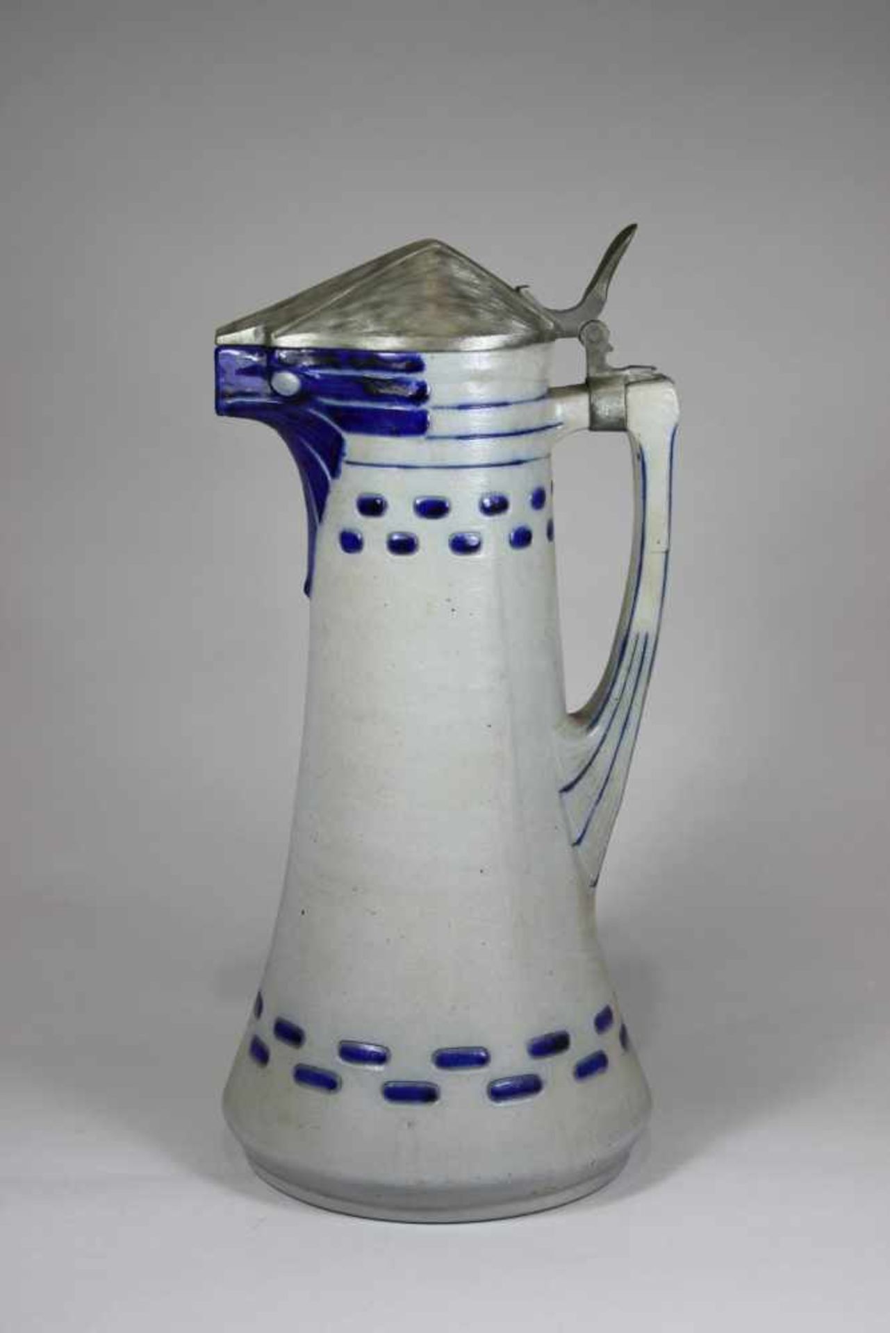 Großer Jugendstilkrug mit Zinndeckel, Keramik mit blauem Dekor - Adlerkopf, gemarkt am Boden -