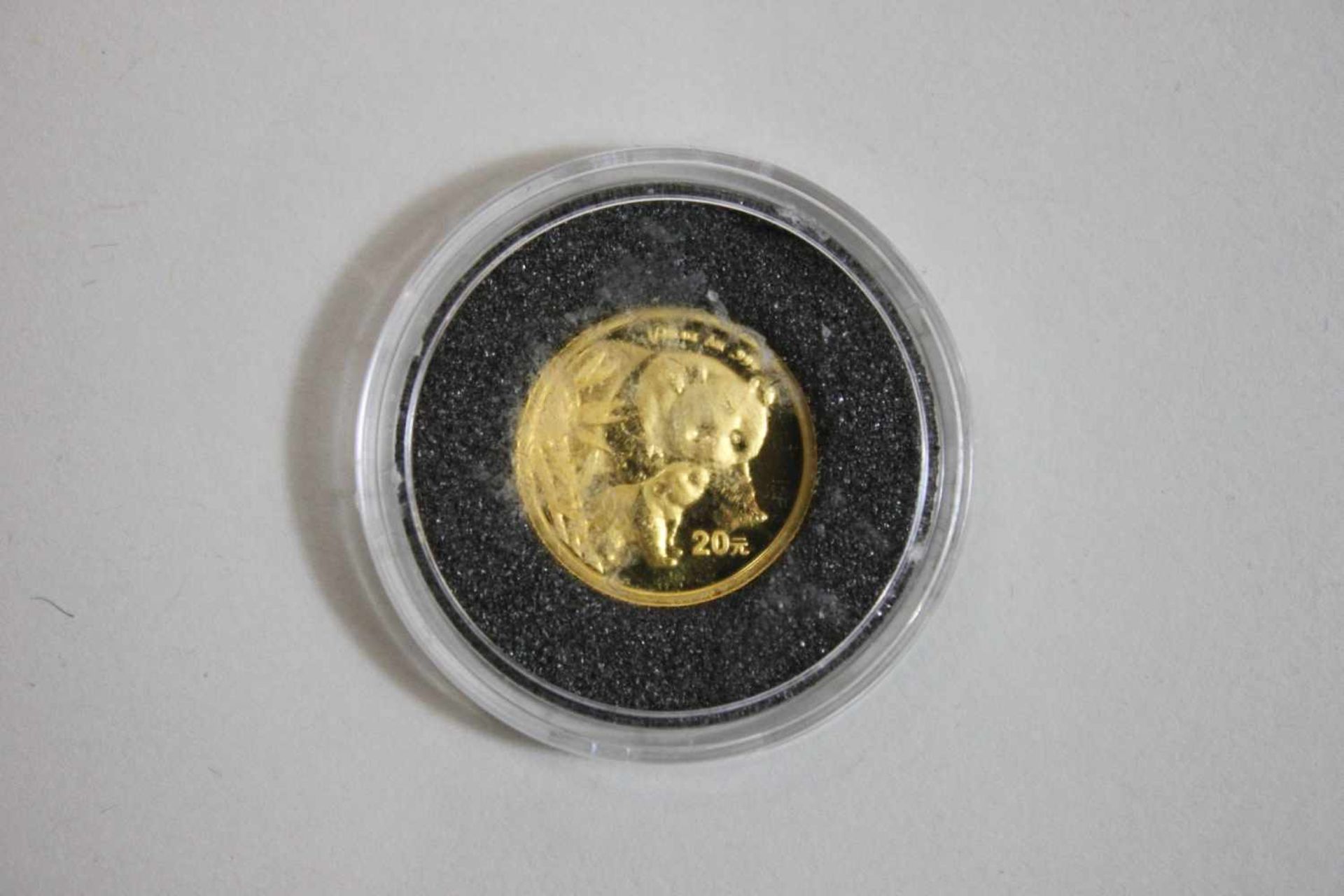 Goldmünze, China, 1/20 Unze, 20 Yuan, 2004, Großer Panda mit Jungem, D.: 14 mm.- - -27.00 % buyer' - Bild 2 aus 2