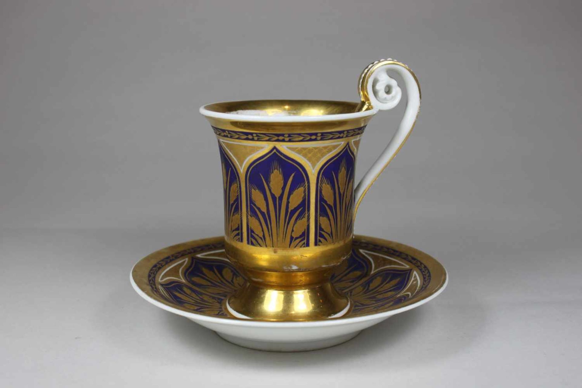 Sammeltasse mit Untertasse, KPM Berlin, um 1820-30, matter königsblauer Fond mit goldenem Dekor, - Bild 2 aus 3