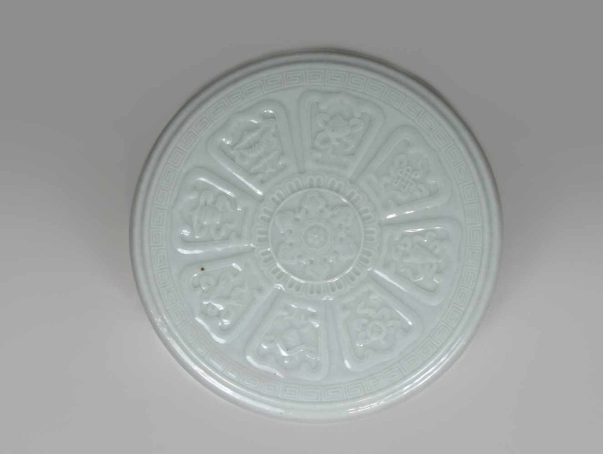 Deckelschale, Seladon Keramik, Ashtamangala-Relief auf Deckel, Qianlong Pressmarke am Boden, Riss - Bild 2 aus 3