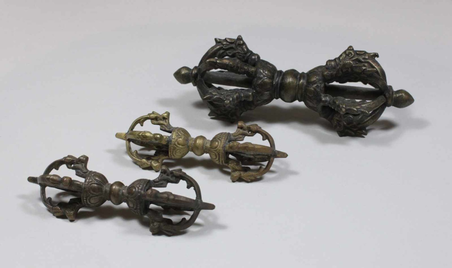 Konvolut Vajra / Donnerkeile, Tibet 19. / 20. Jh., 3 Stück, L.: 12 - 17 cm.- - -27.00 % buyer's