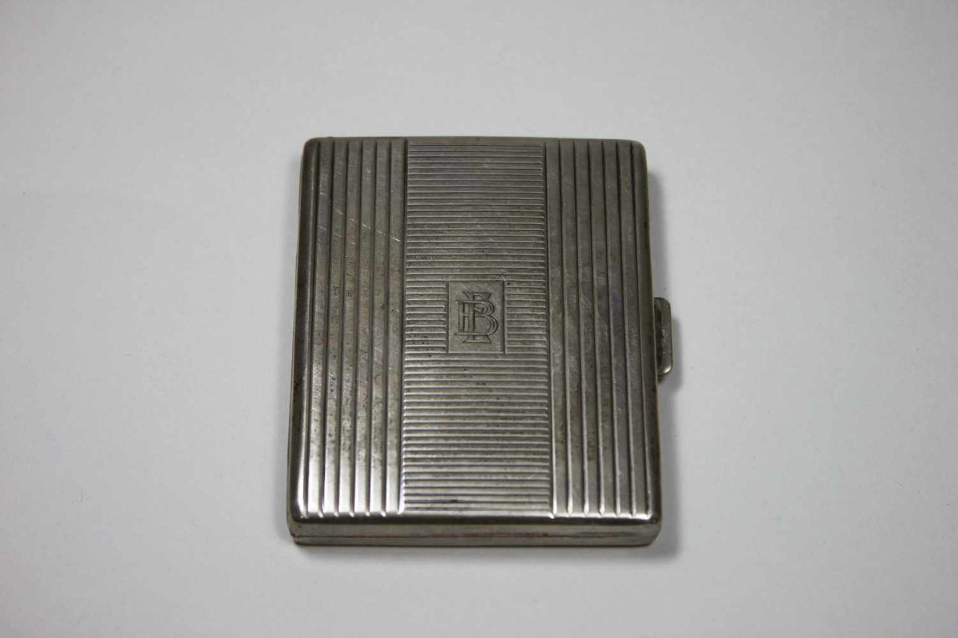 Zigarettenetui, Silber punziert, ca. 73 gr., Maße: 7,5 x 6 cm.- - -27.00 % buyer's premium on the