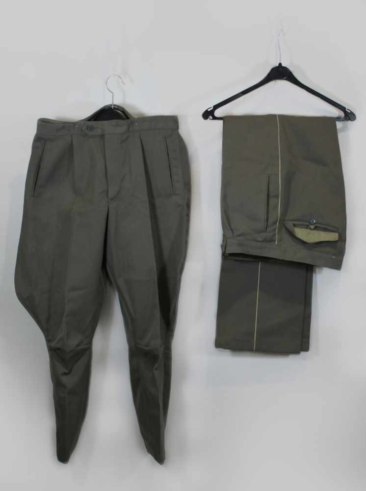 2 NVA Uniformhosen, DDR, Größe: 48, sehr guter Zustand.- - -27.00 % buyer's premium on the hammer