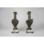 Paar Jugendstil Bronze Vasen auf Marmorsockel, auf vier Füßen, Wildrosen- und Vogeldekor, Blätter