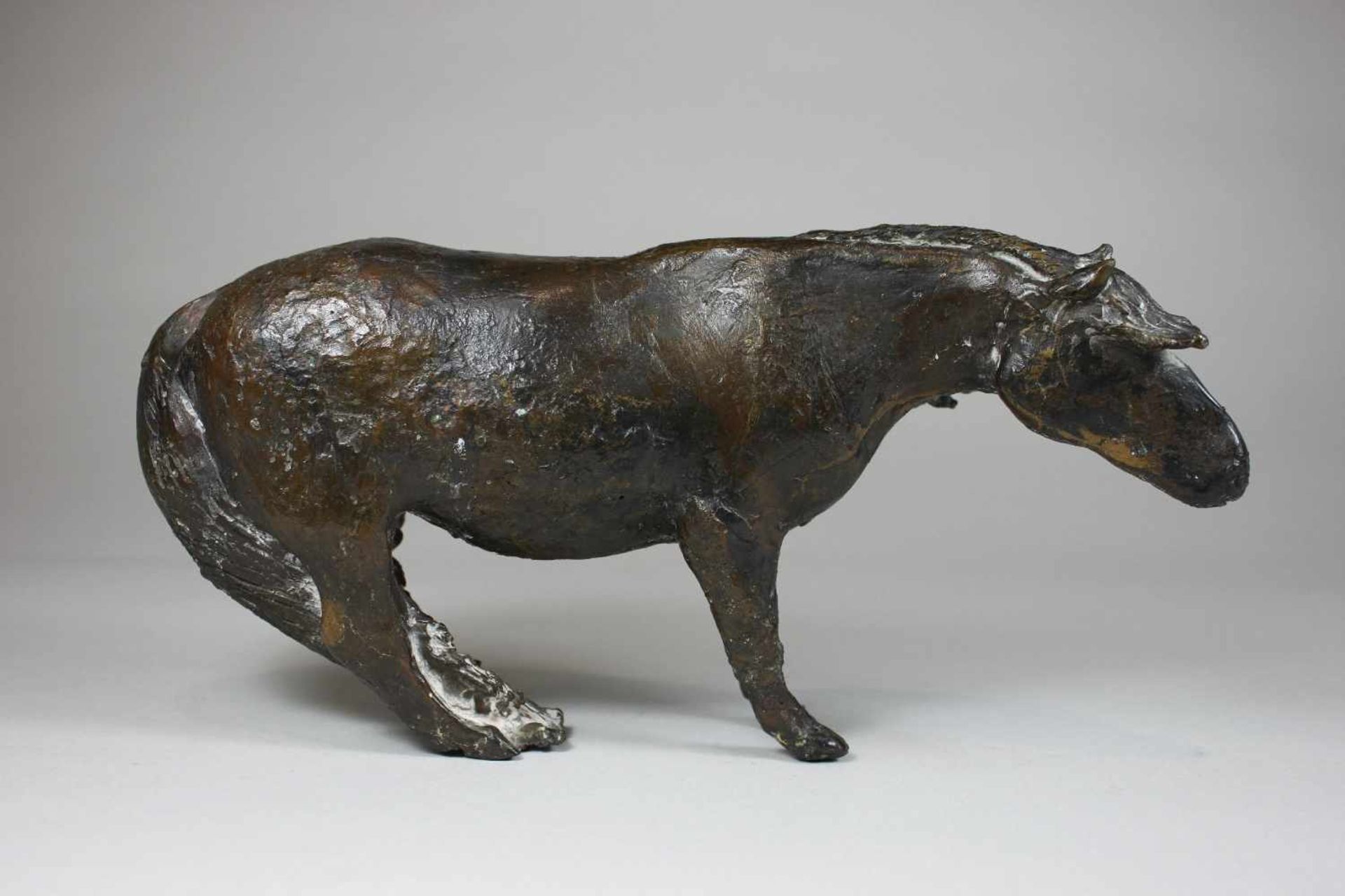 Bronzefigur Pferd, 20. Jh., monogrammiert am Bauch: ES 2 H 10, H.: 12 cm, L.: 26 cm.- - -27.00 %
