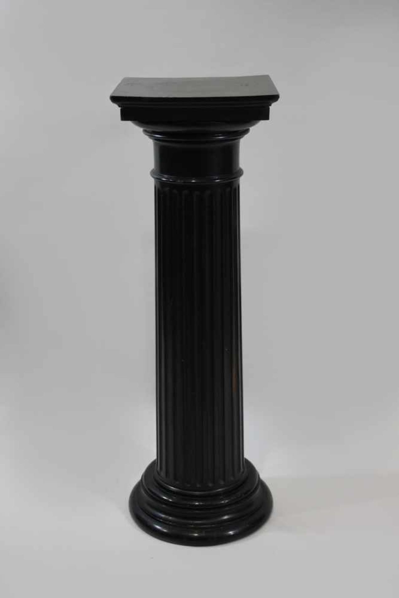 Ebonisierte Holzsäule, im Stil Louis XVI, 19. Jh. H. ca. 110 cm.- - -27.00 % buyer's premium on