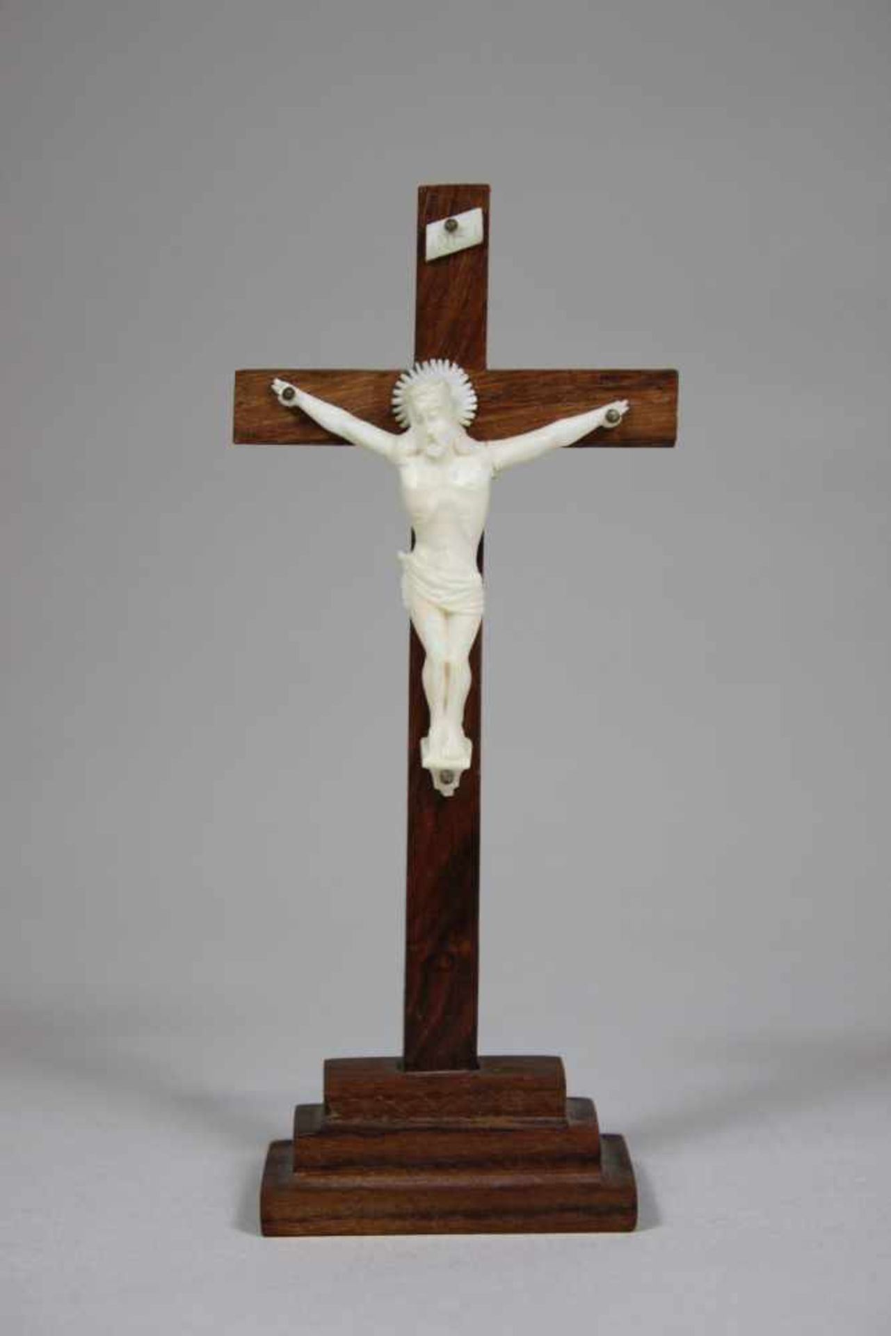 Konvolut Sakralfiguren - 3 Teile: 1. In Holz geschnitzte Madonna mit dem Kind Jesu - in der