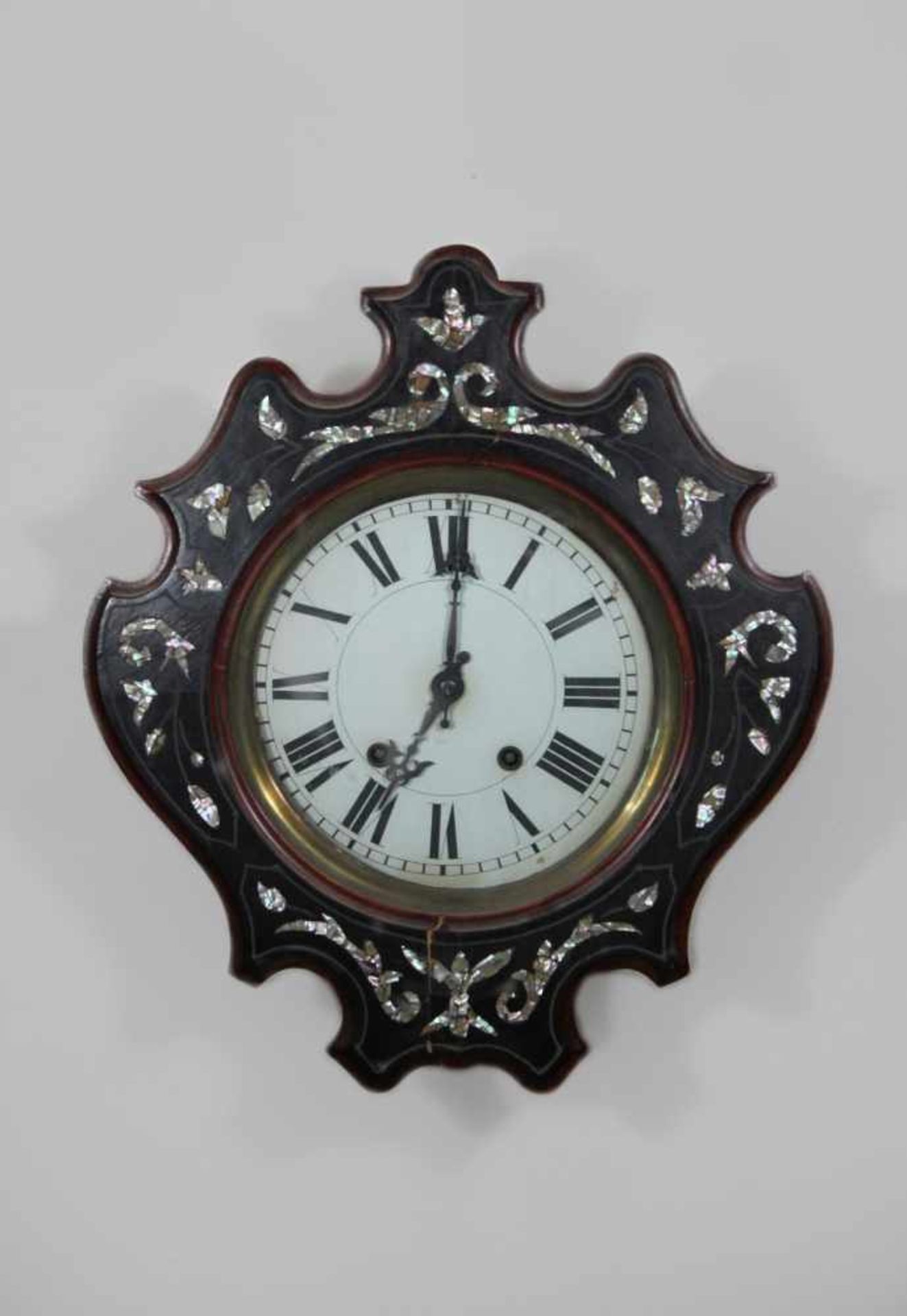 Oeil-de-Boeuf - Ochsenauge Wanduhr, wohl Frankreich ca. 1820, geschwungener schwarz-brauner Rahmen -