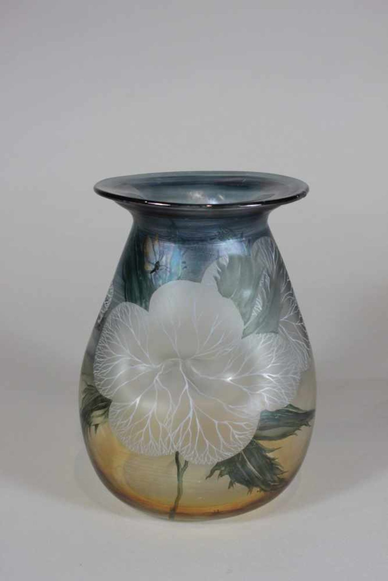 Erwin Eisch Vase Studioglas, signiert und datiert: Eisch 85 B. S., farbloses Glas, nicht durchgehend